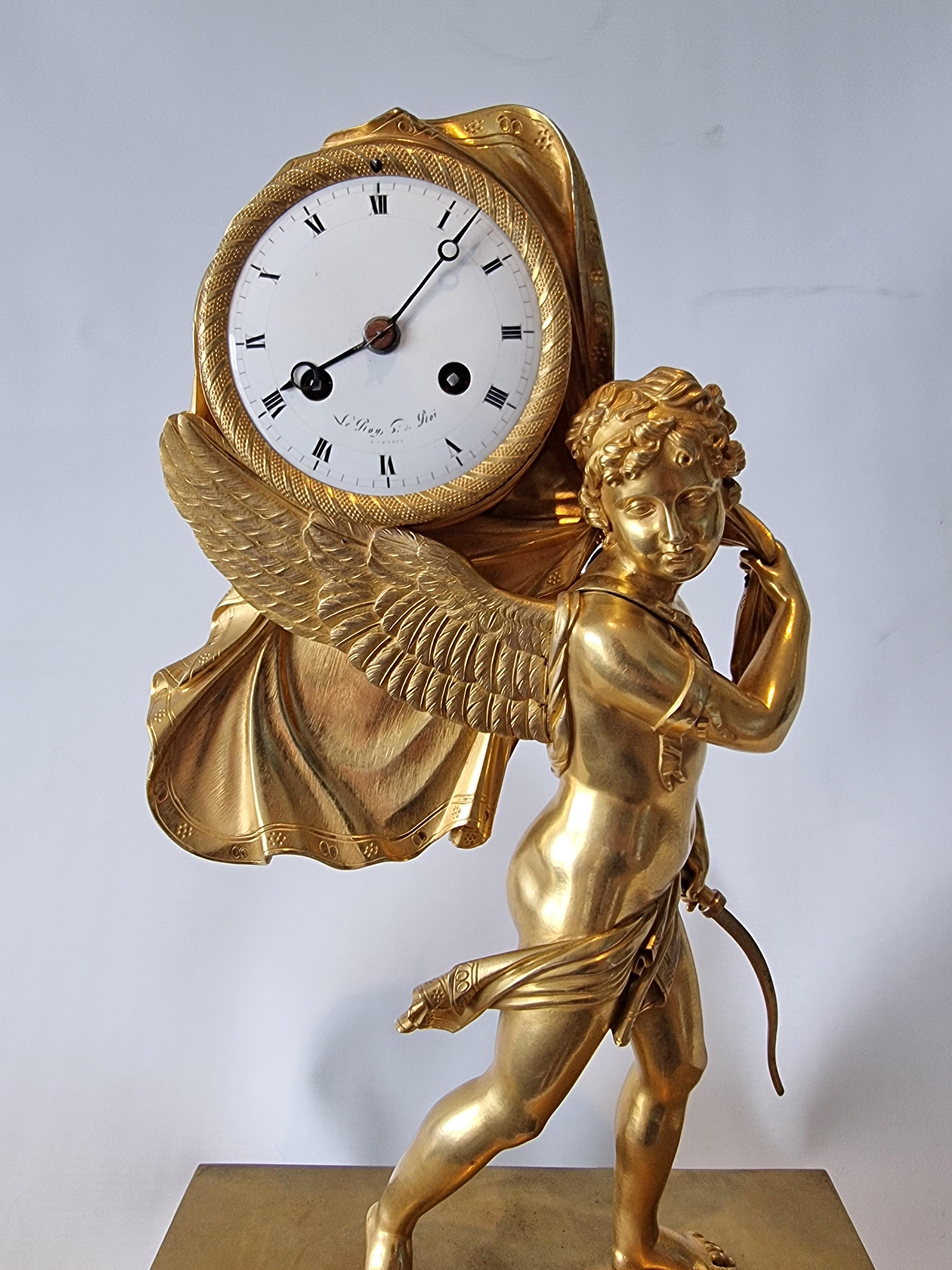 Reloj Imperio francés de ormolina de Cupido llevando la hora por Le Roy Hr du Roi en Bueno estado para la venta en London, GB