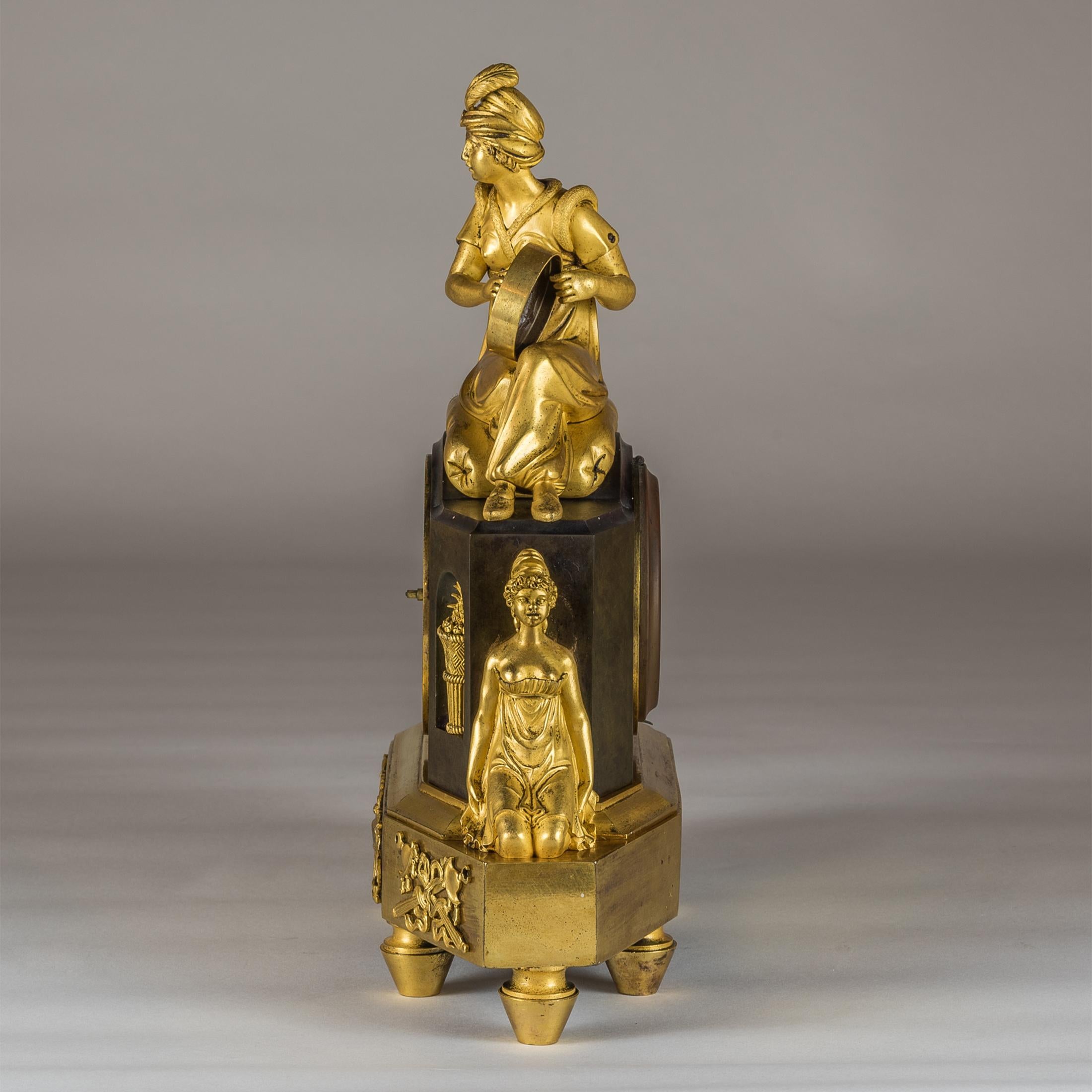 Französische Empire Ormolu Figurale Kaminsimsuhr (Vergoldet) im Angebot