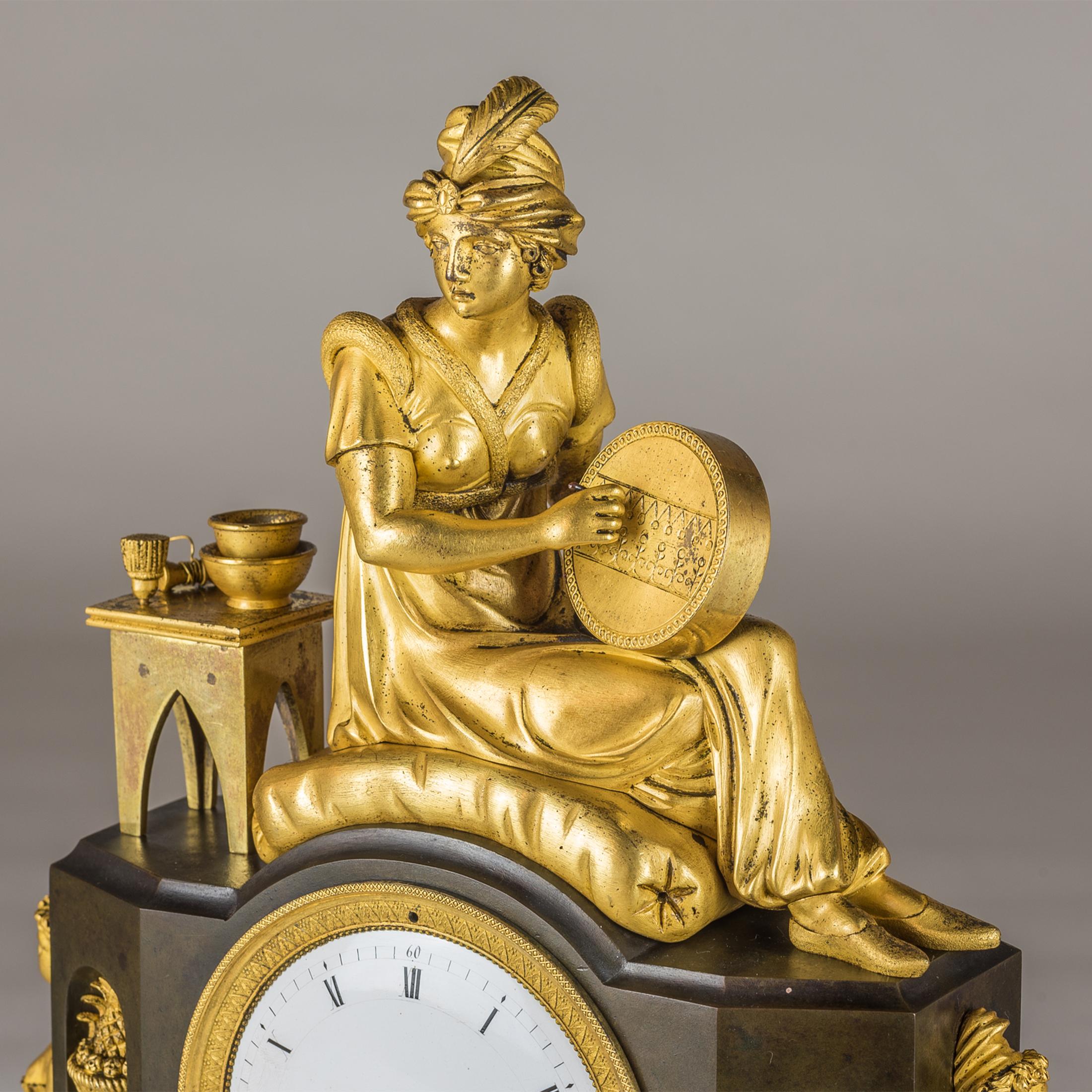 Doré Horloge de cheminée Empire en bronze doré en vente