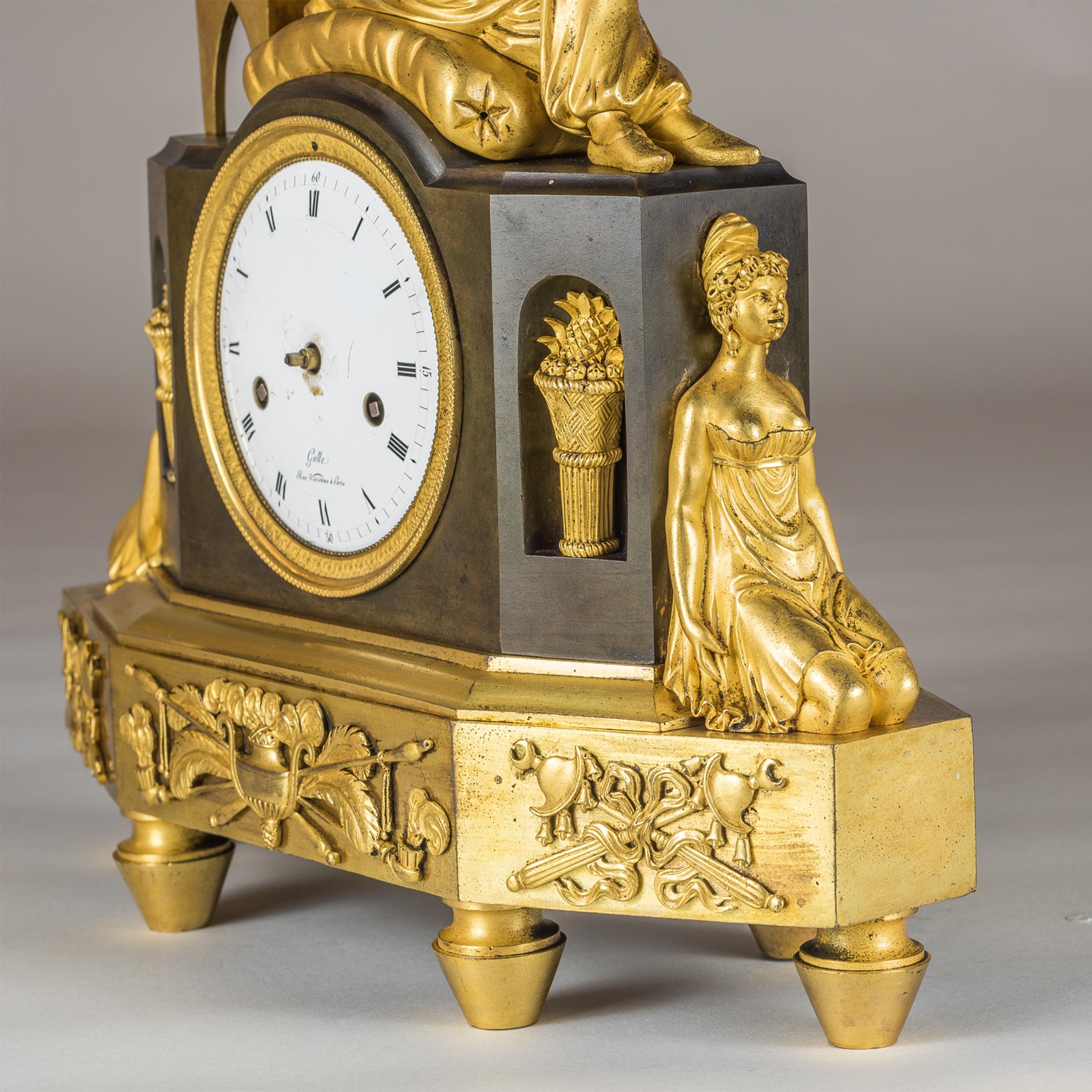 XIXe siècle Horloge de cheminée Empire en bronze doré en vente