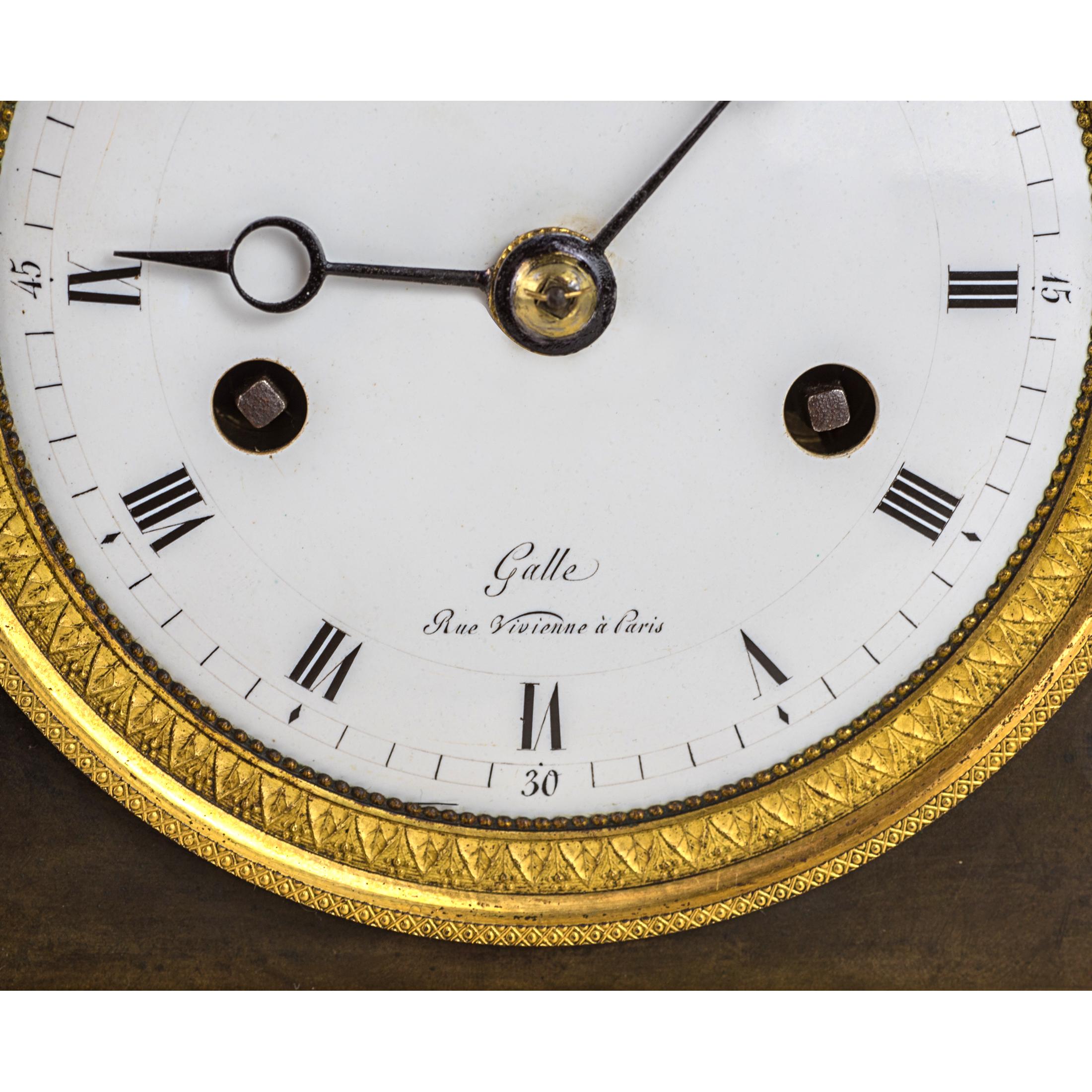 Bronze Horloge de cheminée Empire en bronze doré en vente