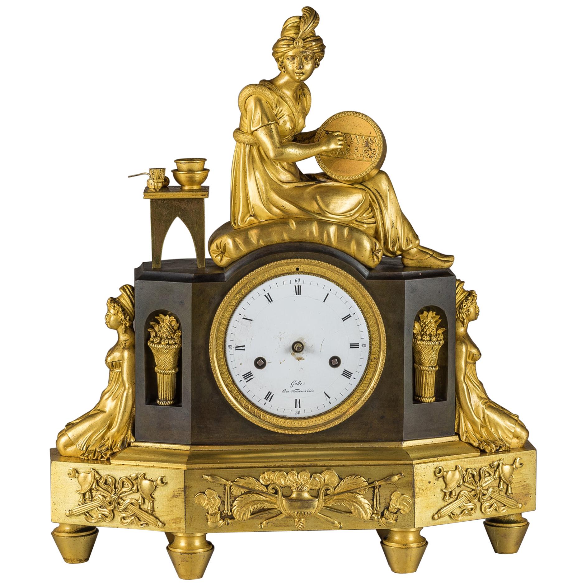 Horloge de cheminée Empire en bronze doré en vente