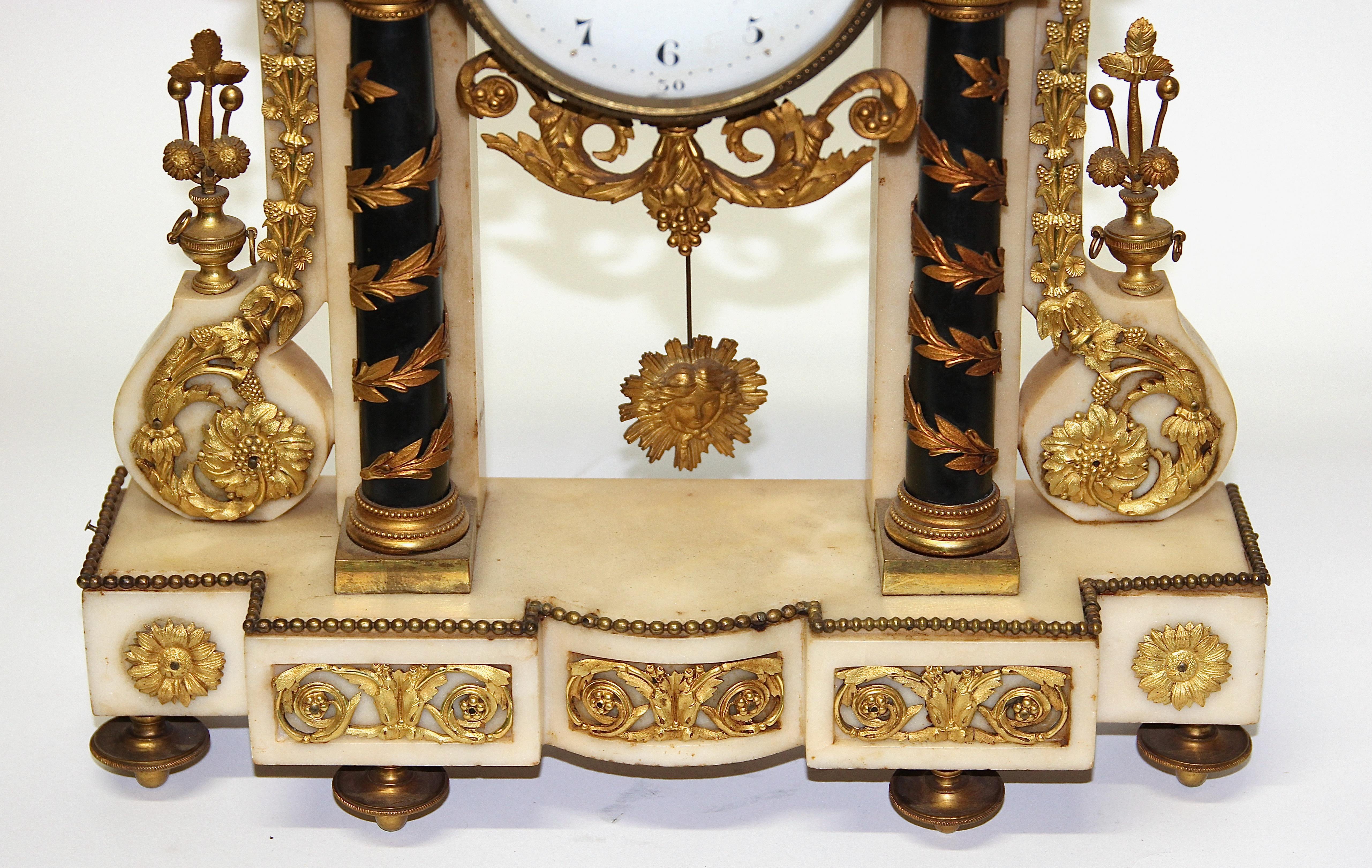 French Empire Ormolu Mantel Clock by Deverberie a Paris, Fire-Gilded In Fair Condition For Sale In Berlin, DE
