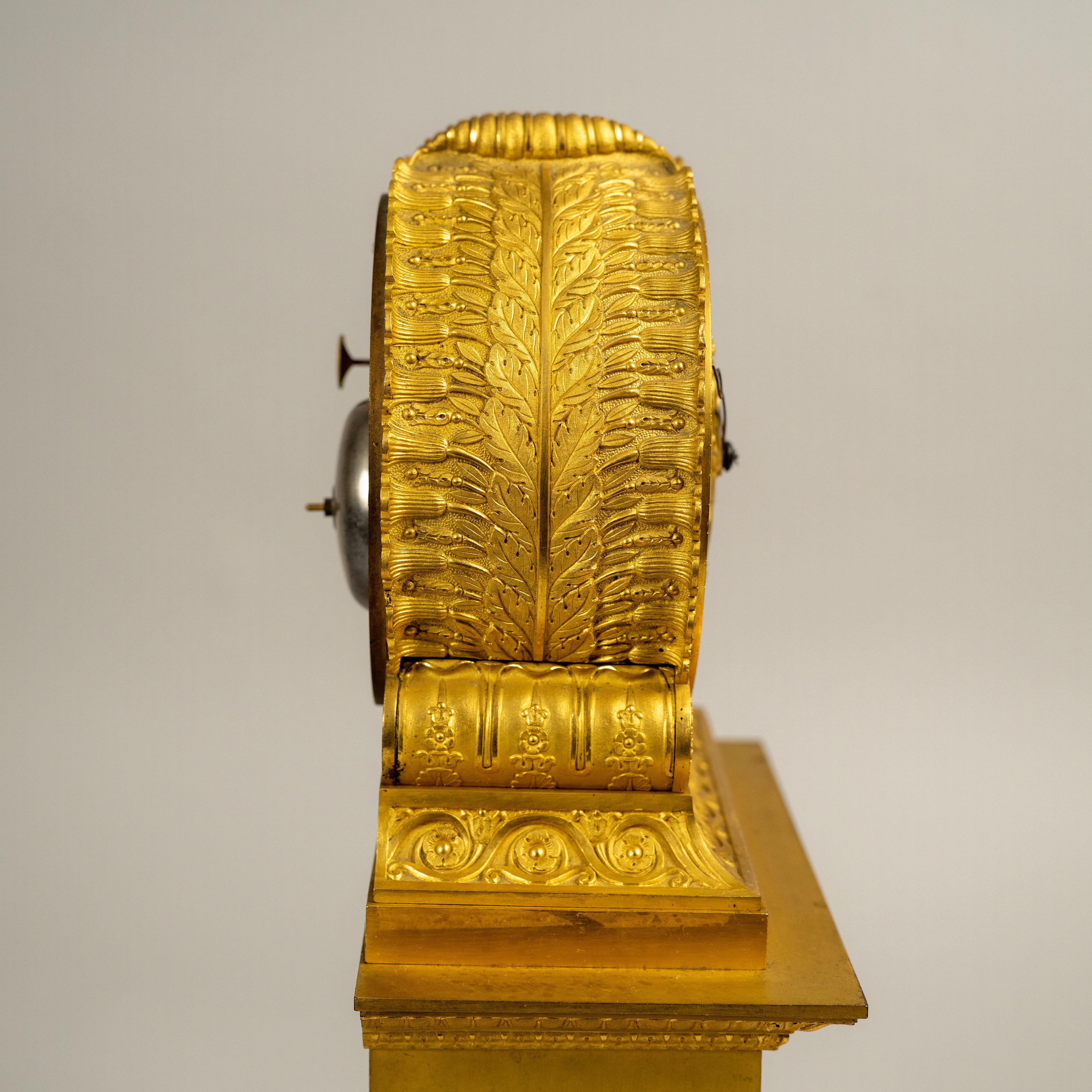 Pendule de cheminée Empire français en bronze doré représentant Cupidon et Psyché en vente 1
