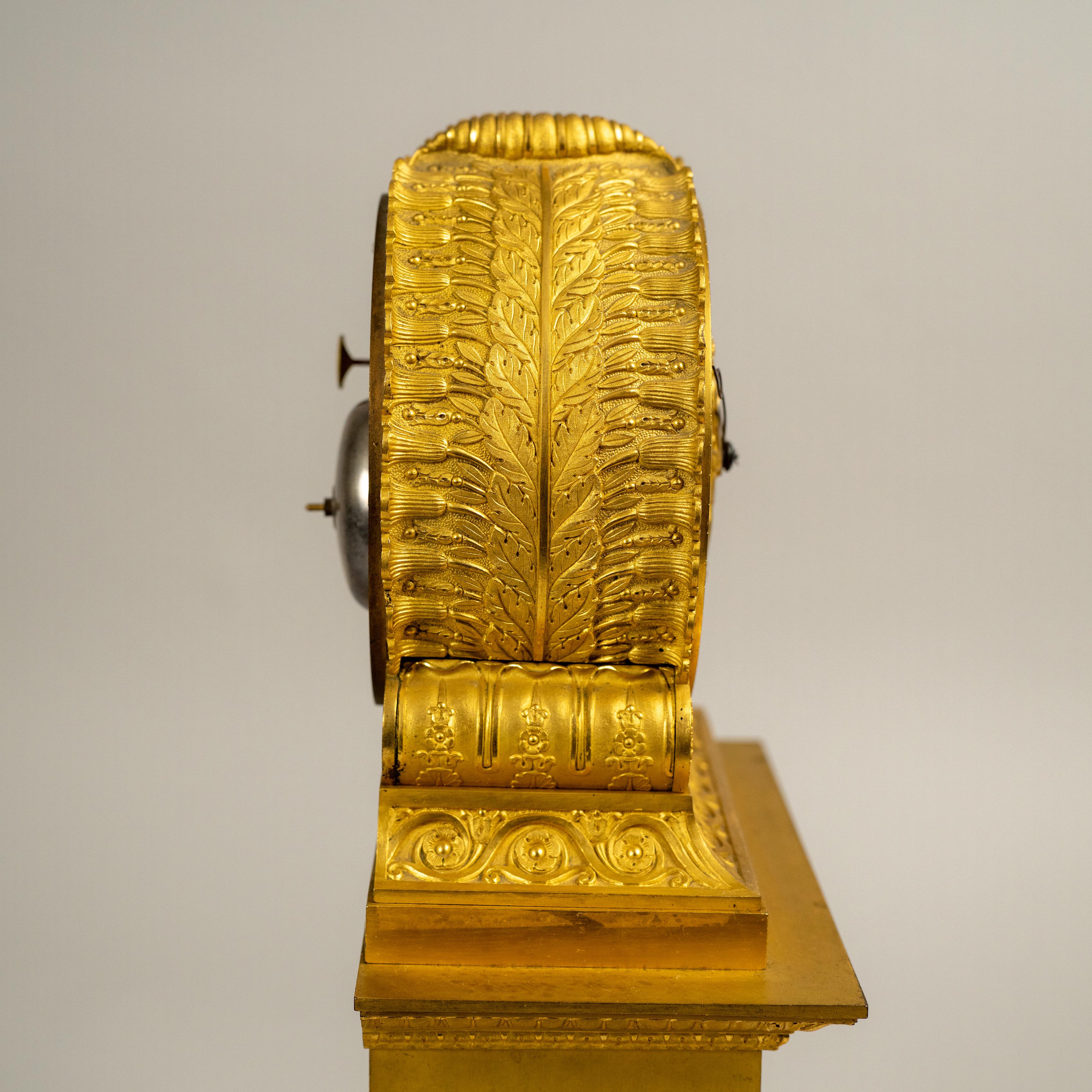 Orologio da tavolo francese Impero in ormolu raffigurante Cupido e Psiche in vendita 1