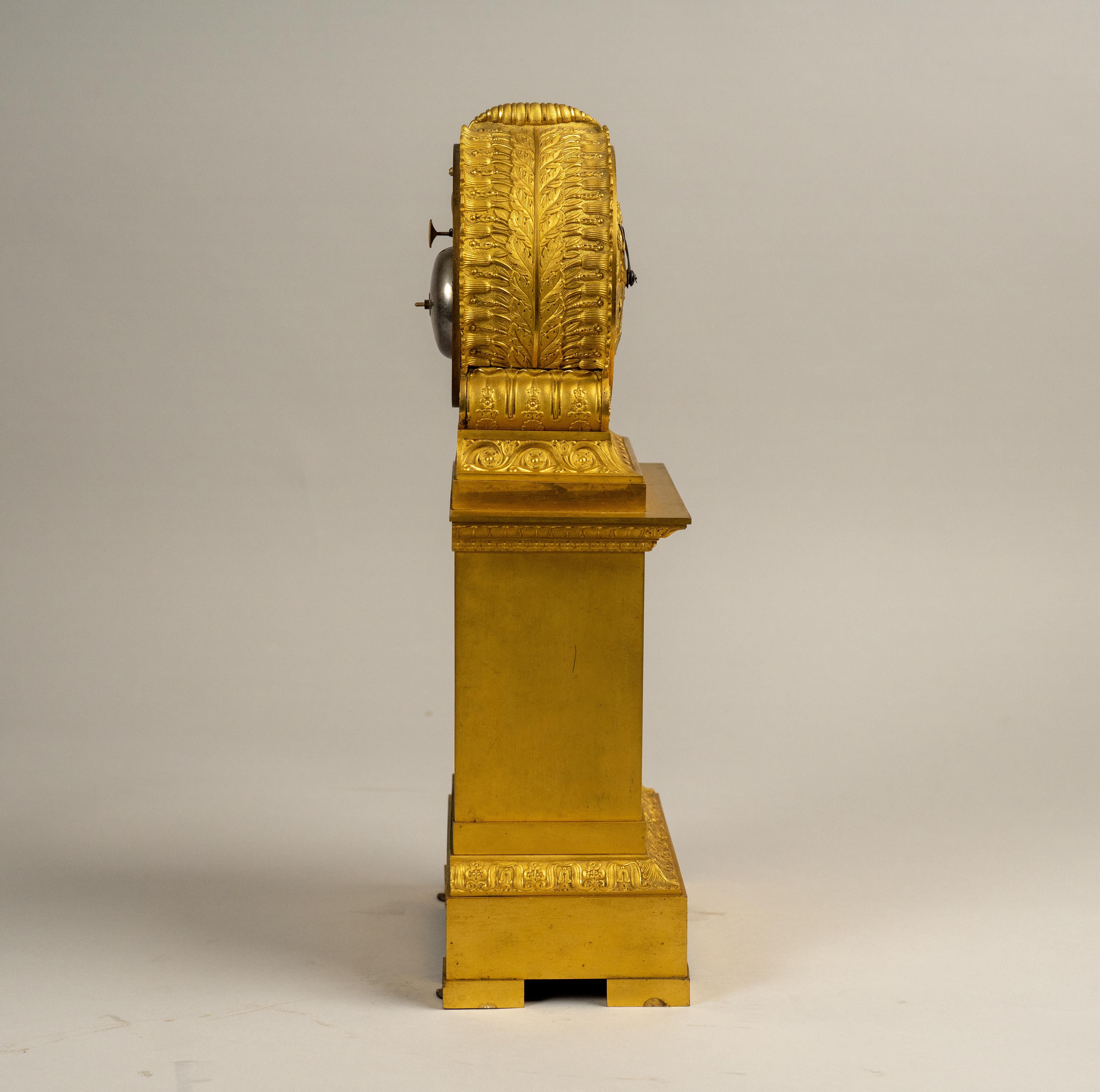 XIXe siècle Pendule de cheminée Empire français en bronze doré représentant Cupidon et Psyché en vente