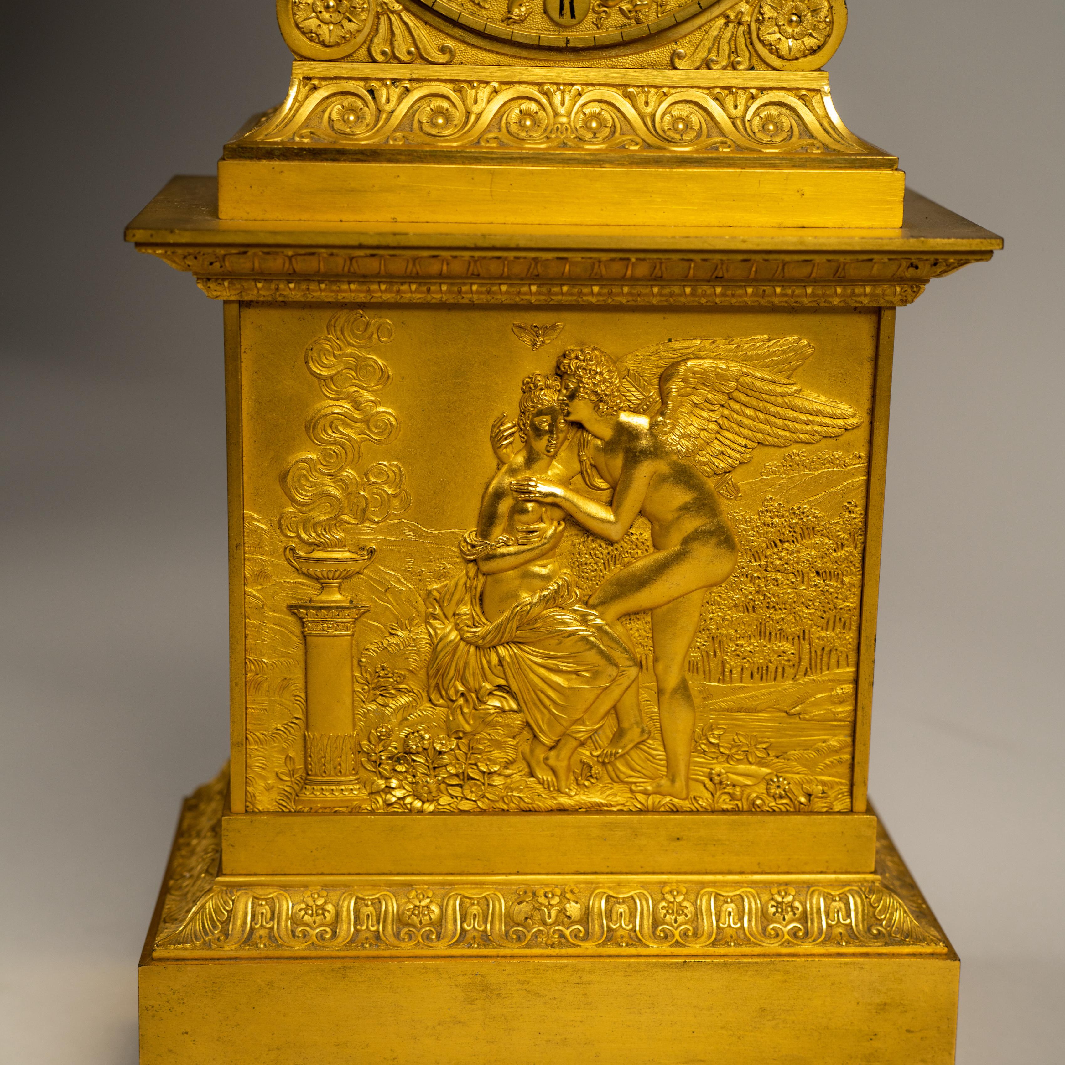 Bronze Pendule de cheminée Empire français en bronze doré représentant Cupidon et Psyché en vente