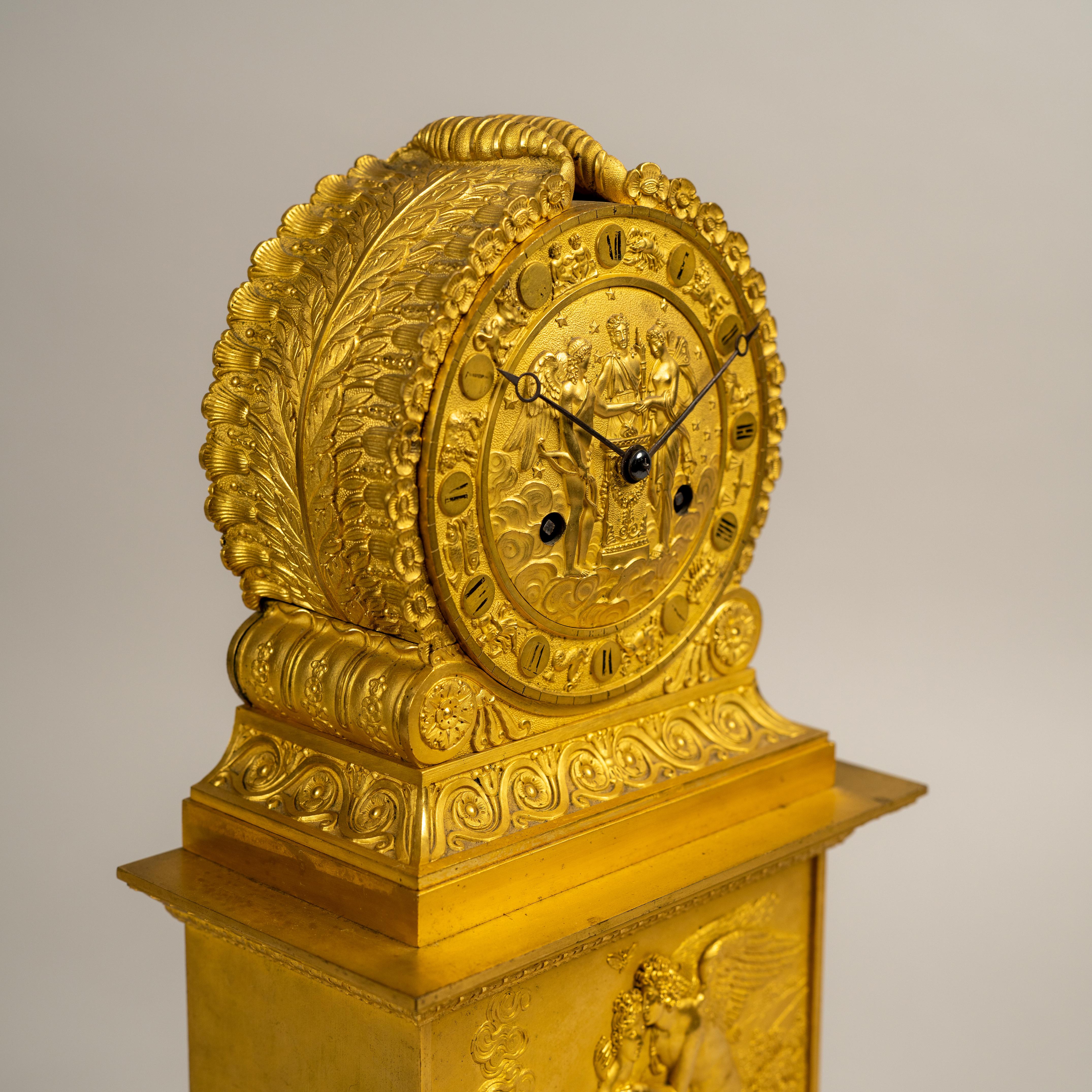 Français Pendule de cheminée Empire français en bronze doré représentant Cupidon et Psyché en vente