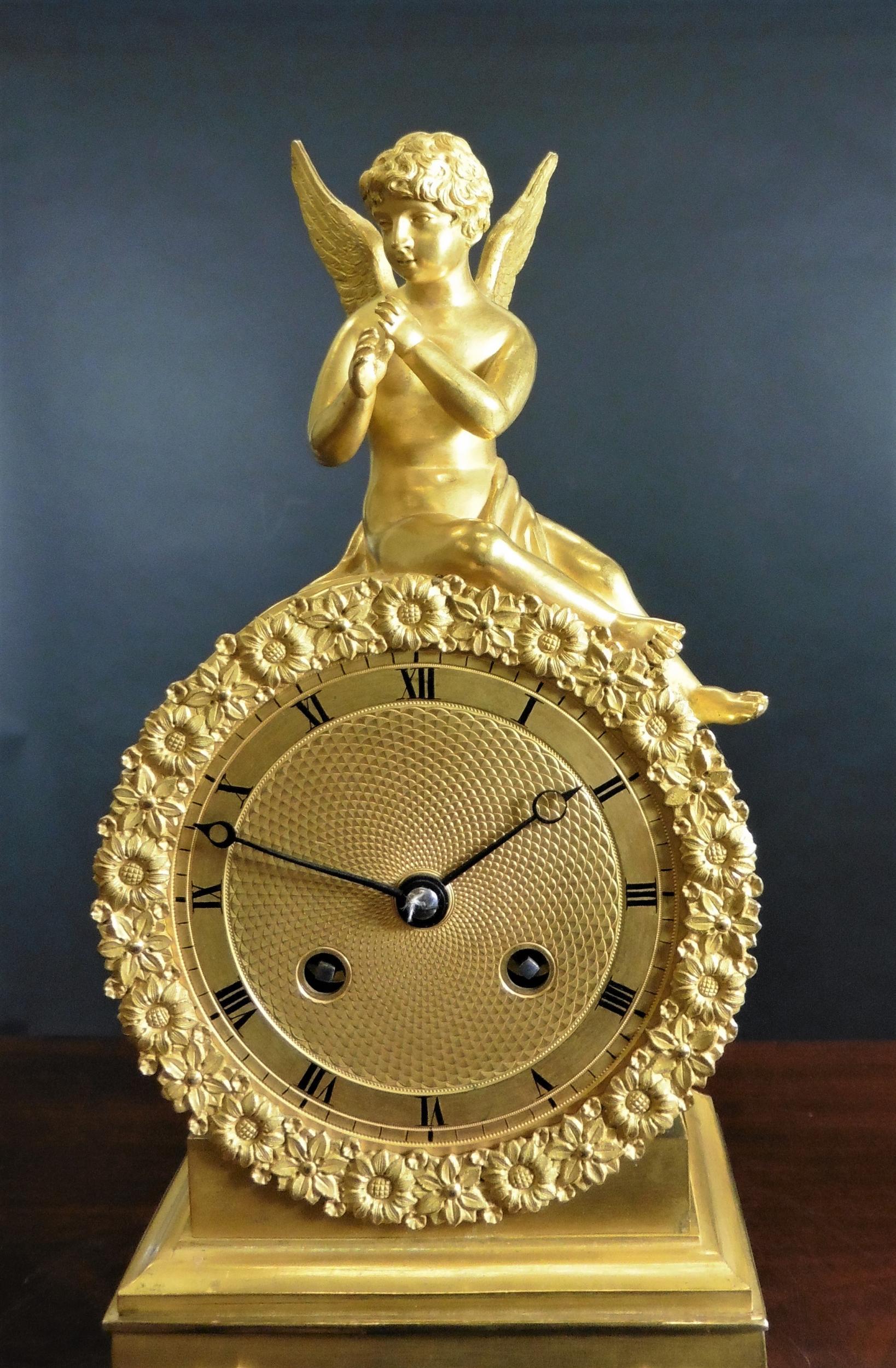 Français Horloge de cheminée Empire en bronze doré en vente