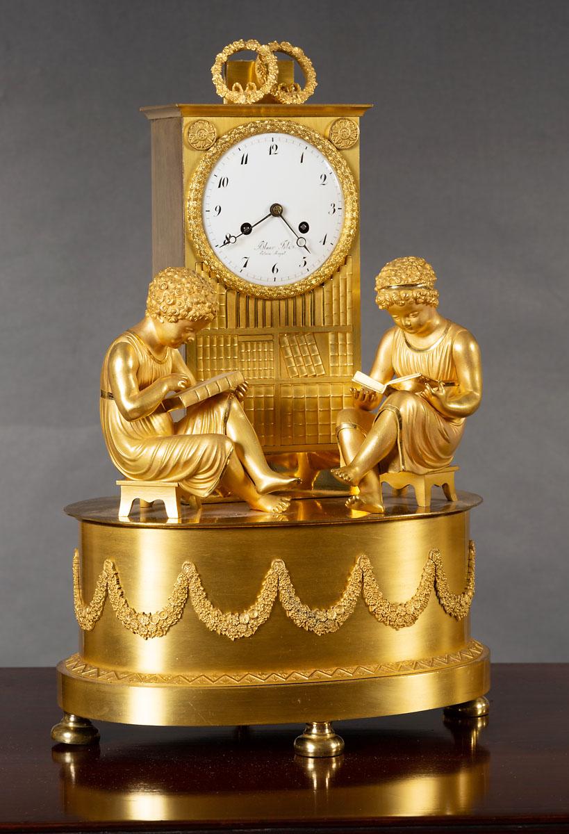 Français Horloge de cheminée Empire en bronze doré en vente