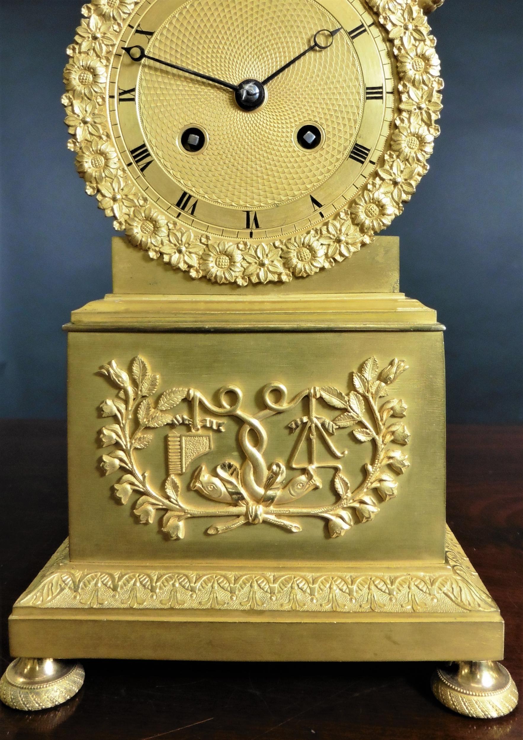 Horloge de cheminée Empire en bronze doré Bon état - En vente à Norwich, GB
