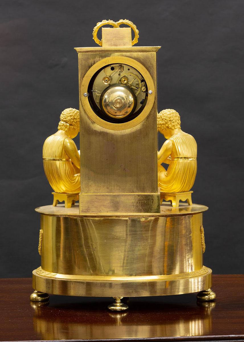 Horloge de cheminée Empire en bronze doré Bon état - En vente à Norwich, GB
