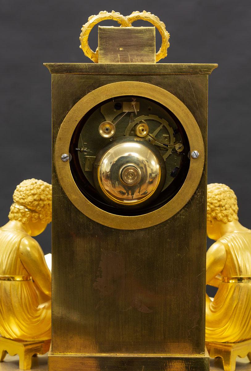 Début du XIXe siècle Horloge de cheminée Empire en bronze doré en vente