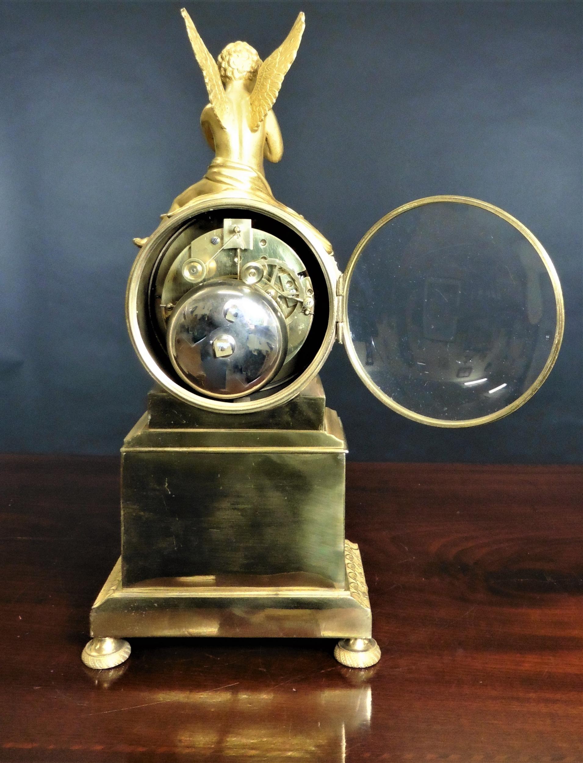 Bronze doré Horloge de cheminée Empire en bronze doré en vente