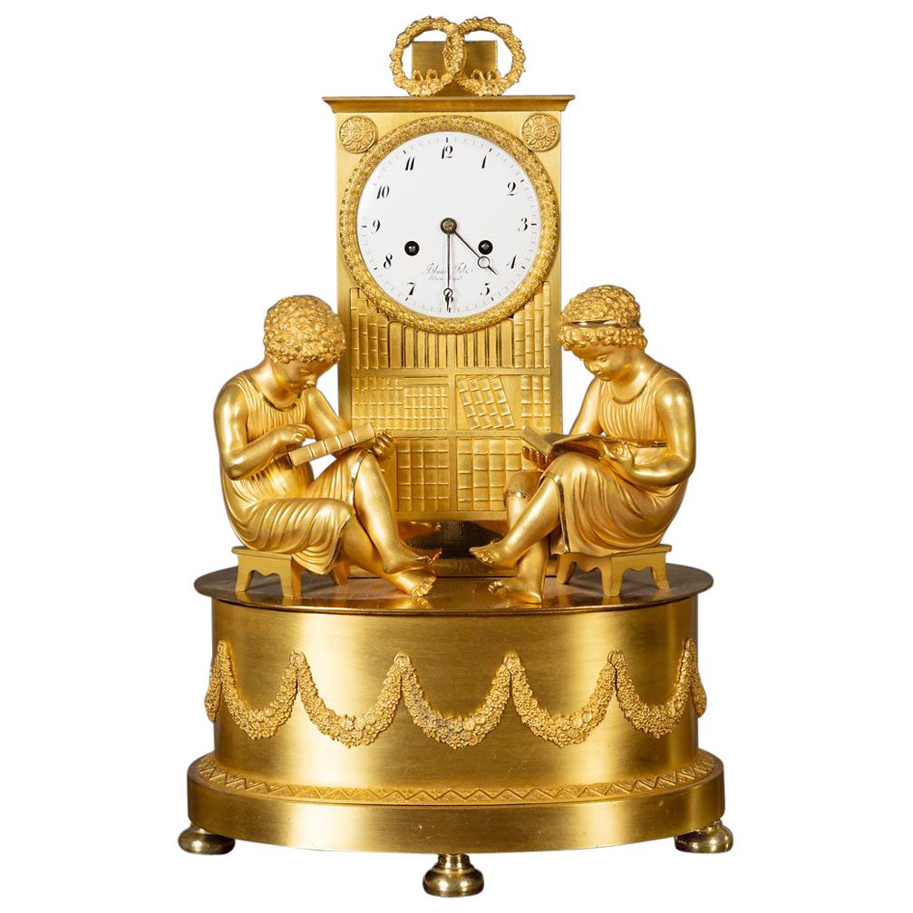 Horloge de cheminée Empire en bronze doré en vente
