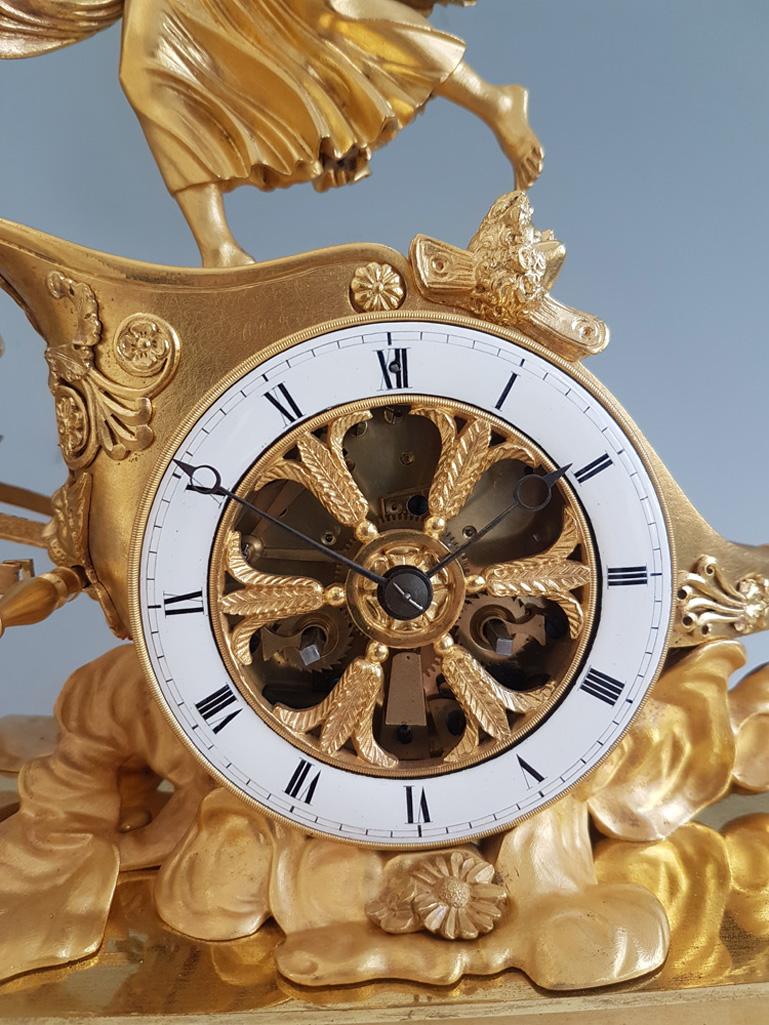 Pendule de cheminée Empire française en bronze doré représentant Aurore dans son char tiré par ses ailes Bon état - En vente à London, GB