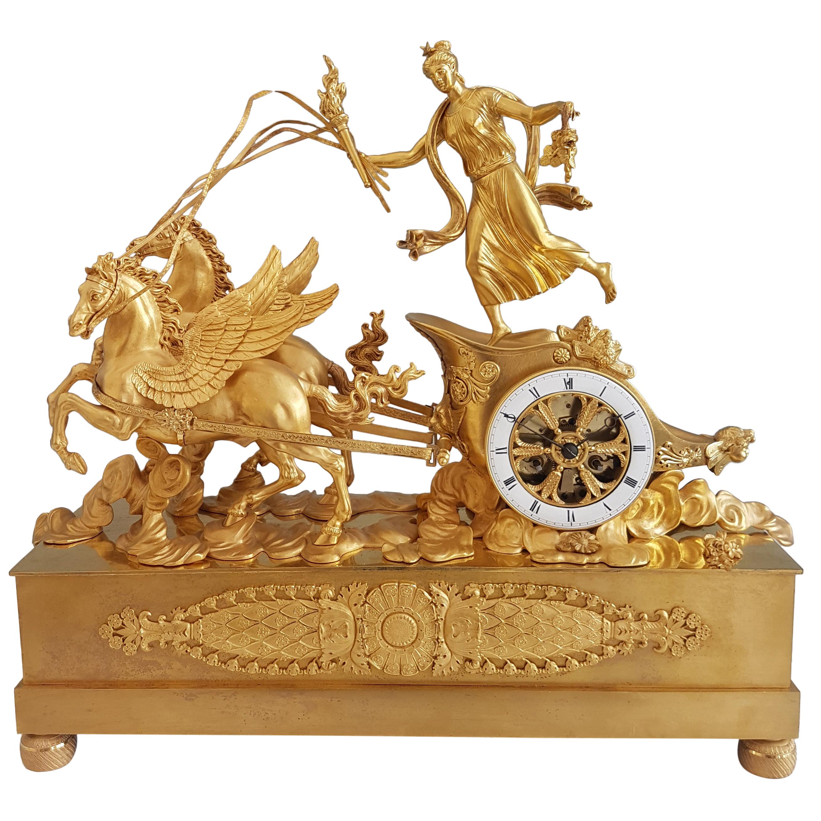 Pendule de cheminée Empire française en bronze doré représentant Aurore dans son char tiré par ses ailes en vente