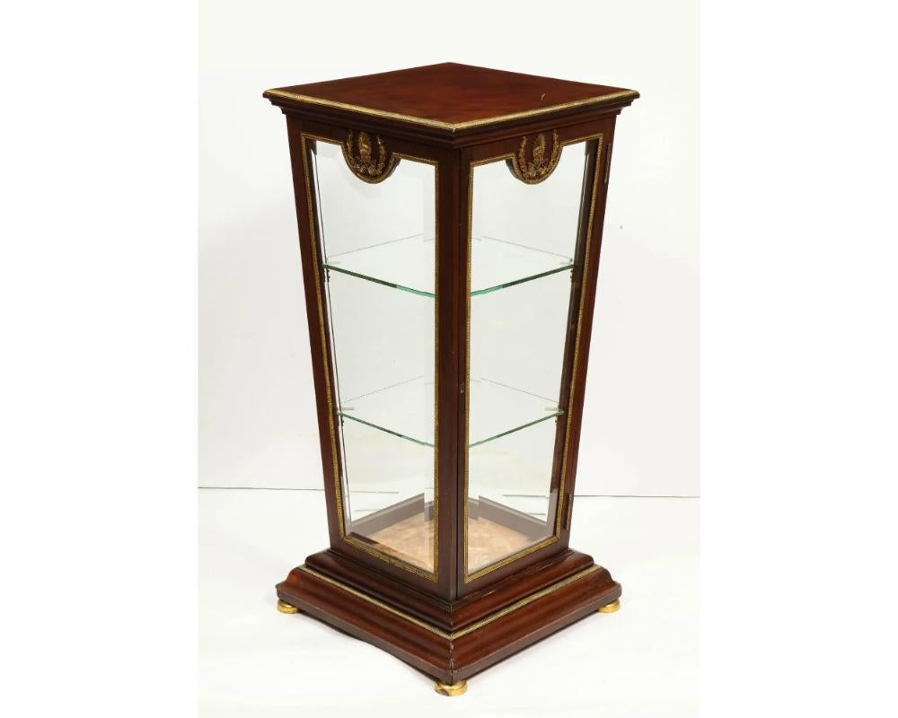 Armadietto vitreo francese Impero con piedistallo montato su ormolu, 1840 circa in vendita 6
