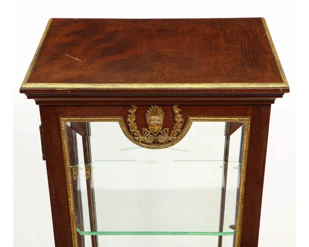 Armadietto vitreo francese Impero con piedistallo montato su ormolu, 1840 circa in vendita 13