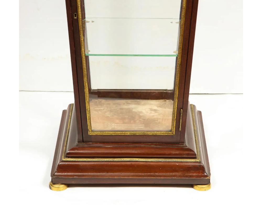 XIX secolo Armadietto vitreo francese Impero con piedistallo montato su ormolu, 1840 circa in vendita