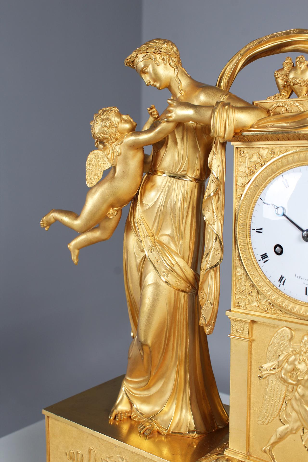 Ormulu pendule with depiction of friendship and love

Paris (Lepaute, Thomire)
fire-gilt bronze
Empire around 1815

Dimensions: H x W x D: 44 x 36 x 13 cm

French pendulum movement with eight days duration. Thread suspension and lock disc