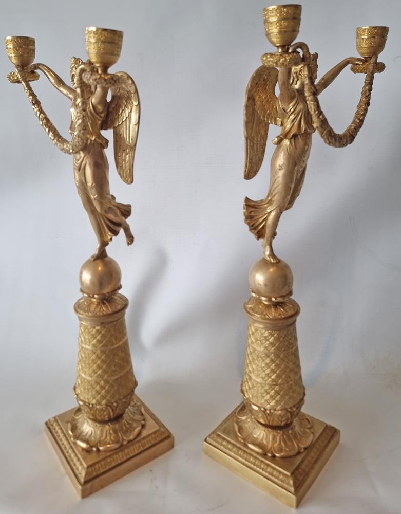 Impero francese Coppia di candelabri figurati a due rami in ormolu In condizioni discrete in vendita a London, GB