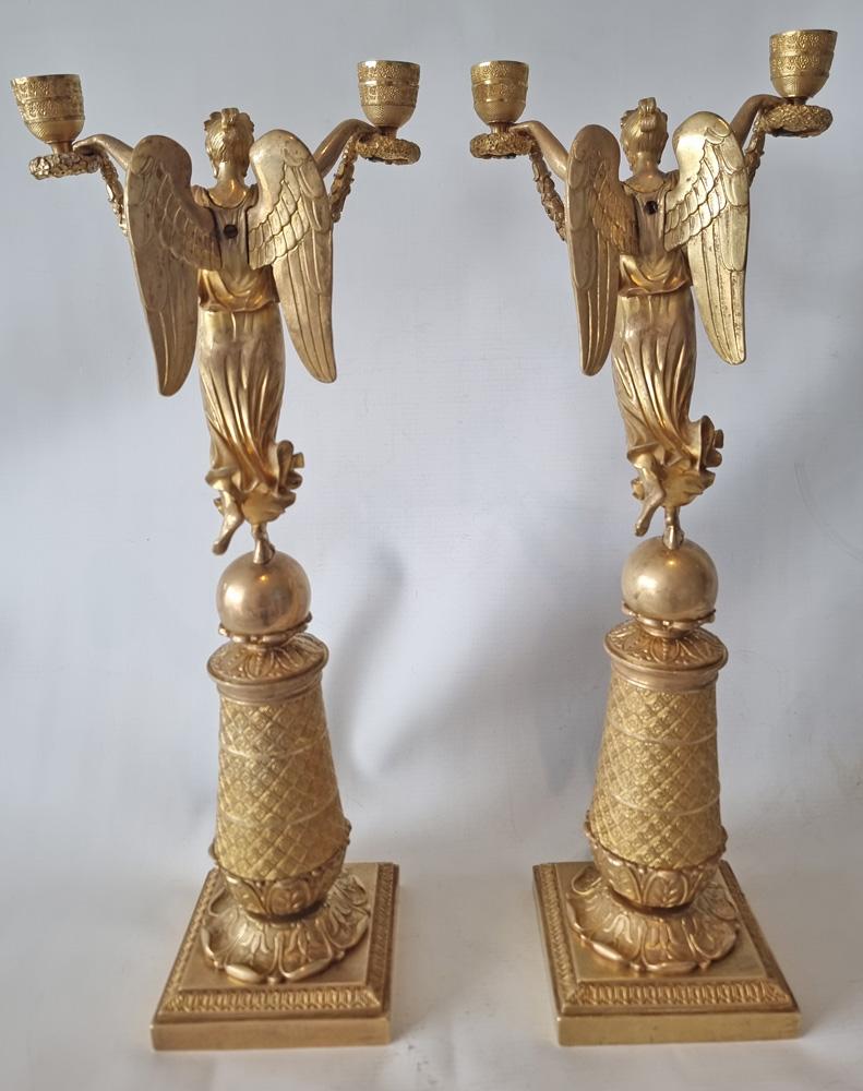 Inizio XIX secolo Impero francese Coppia di candelabri figurati a due rami in ormolu in vendita