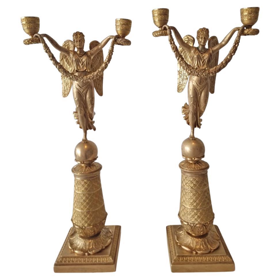 Imperio francés Pareja de candelabros figurados ormolu de dos ramas