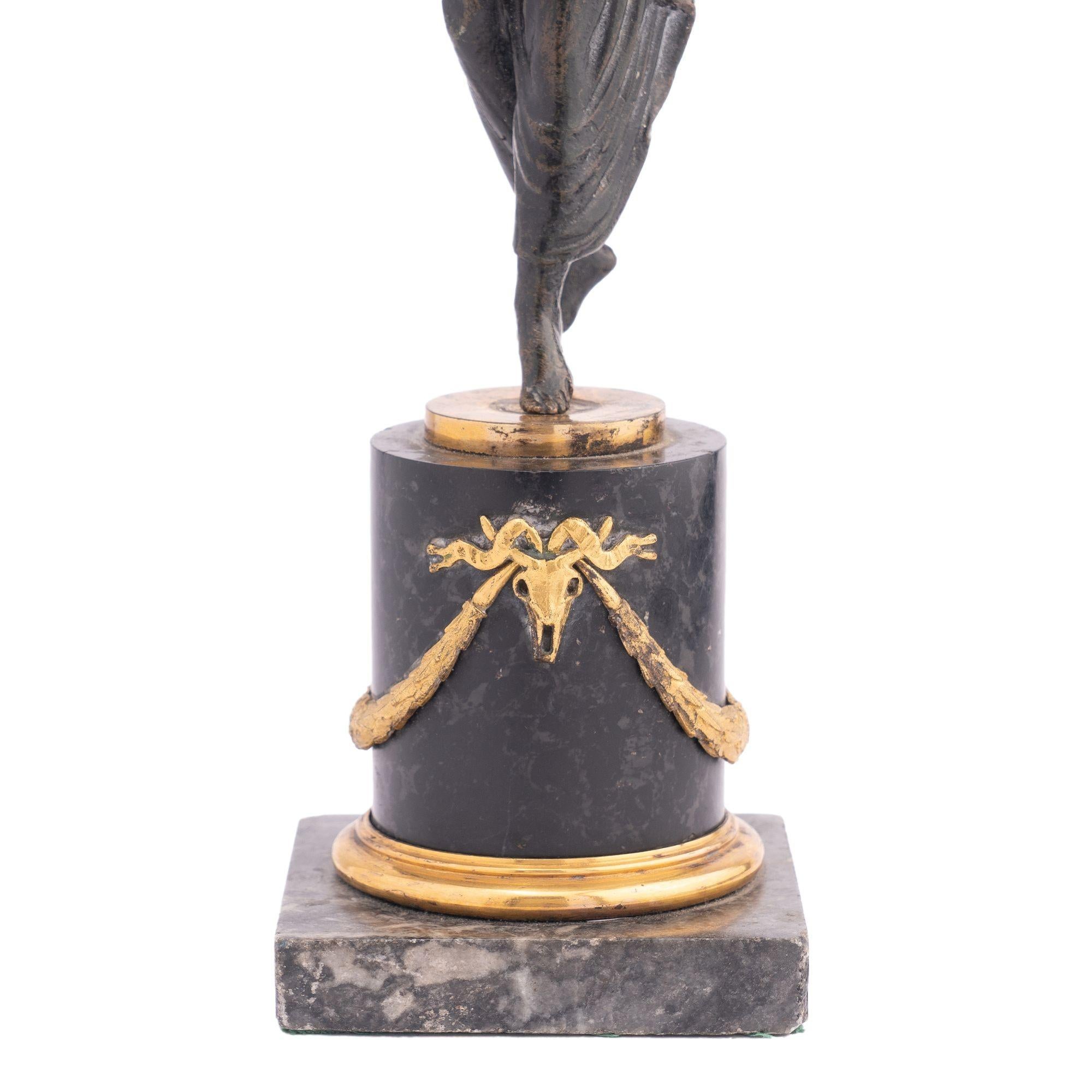 Candeliere figurato francese Empire Parcel in bronzo dorato, 1800-1810 in vendita 6