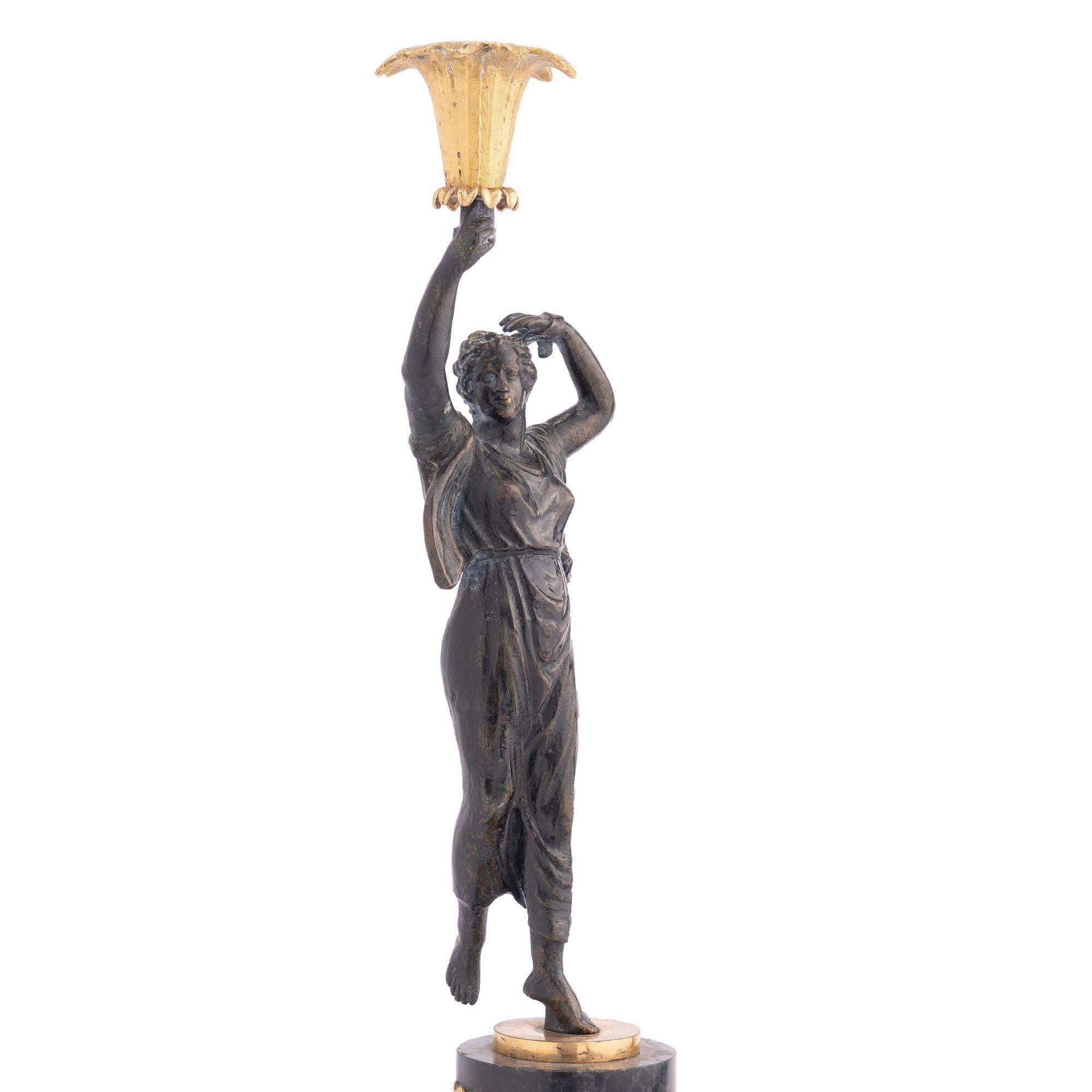 XIX secolo Candeliere figurato francese Empire Parcel in bronzo dorato, 1800-1810 in vendita