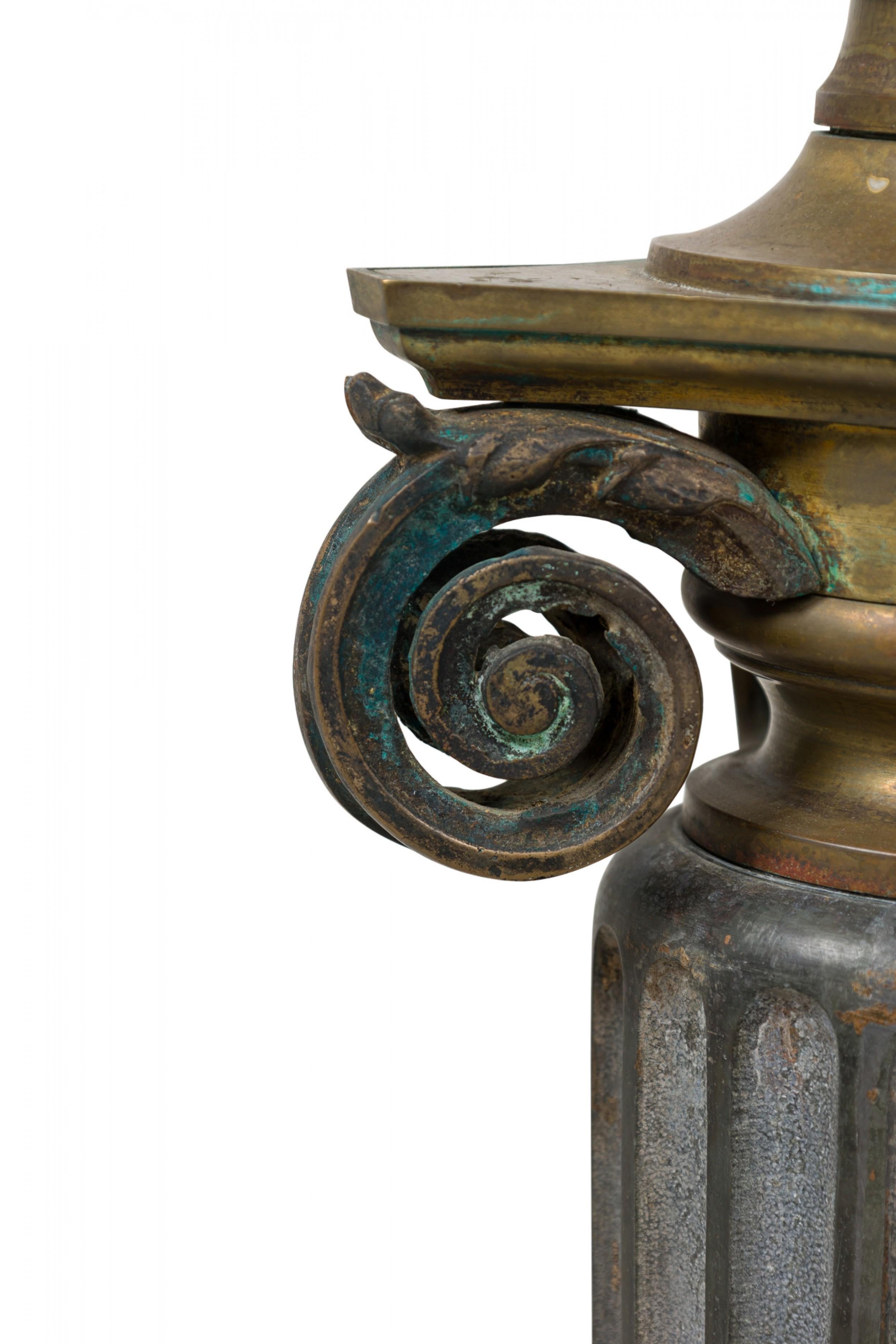 Säulenförmige französische Empire-Stehleuchte aus patinierter Bronze und Aluminium (Metall) im Angebot