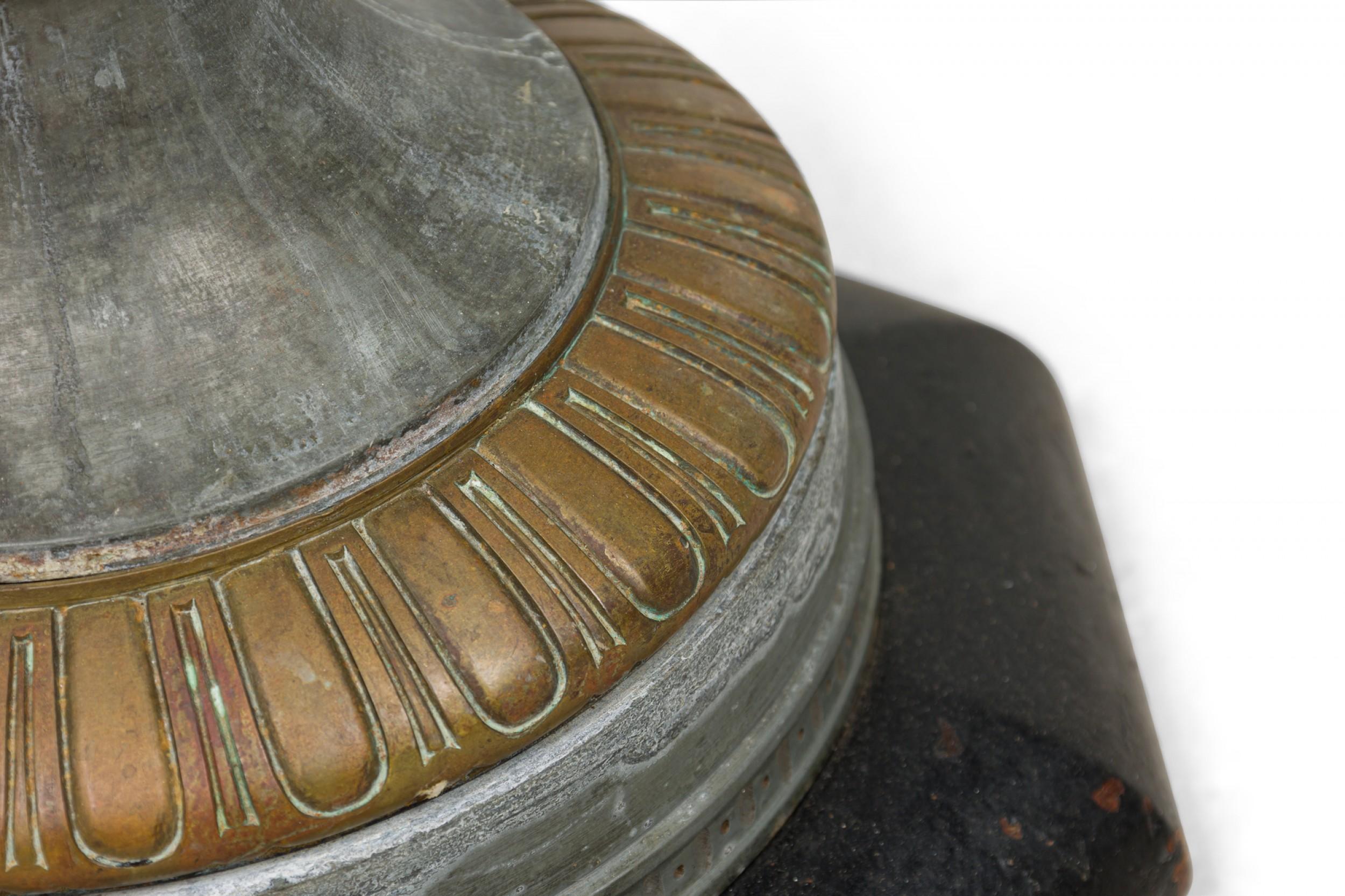 Säulenförmige französische Empire-Stehleuchte aus patinierter Bronze und Aluminium im Angebot 2