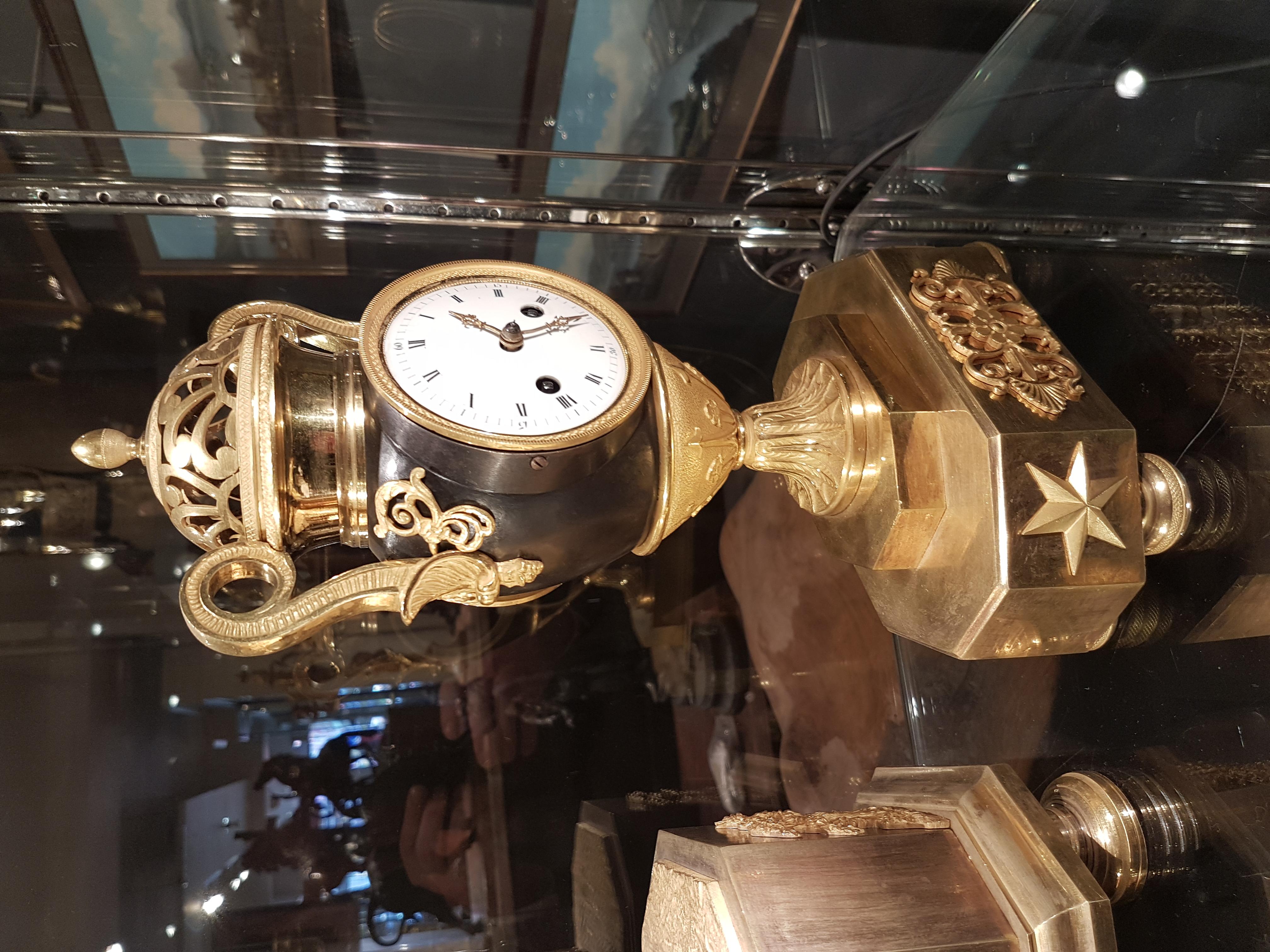 Français Horloge vase Empire française en bronze patiné et bronze doré en vente