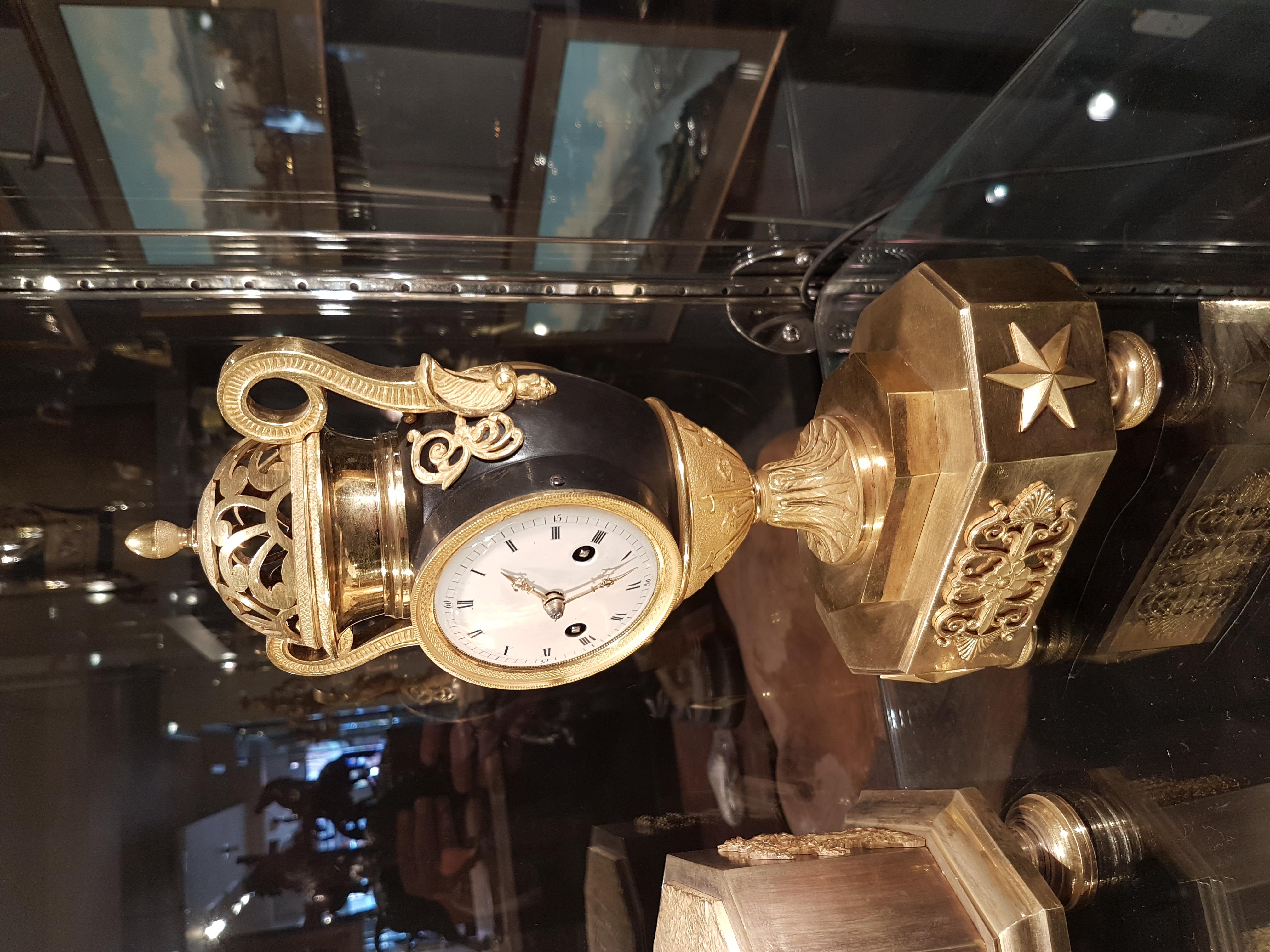 Patiné Horloge vase Empire française en bronze patiné et bronze doré en vente