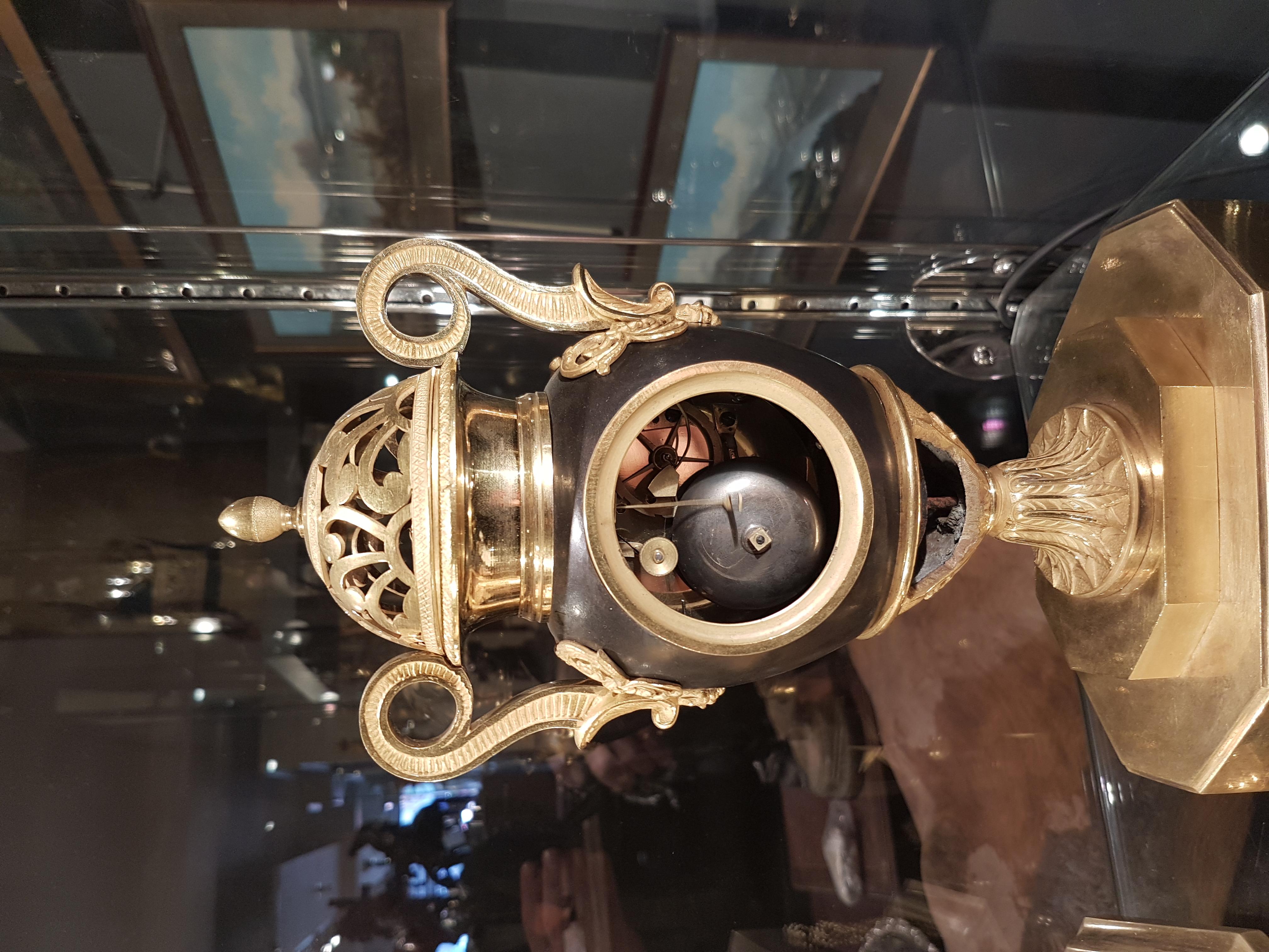 Patinato Orologio a vaso impero francese in bronzo patinato e ormolu in vendita