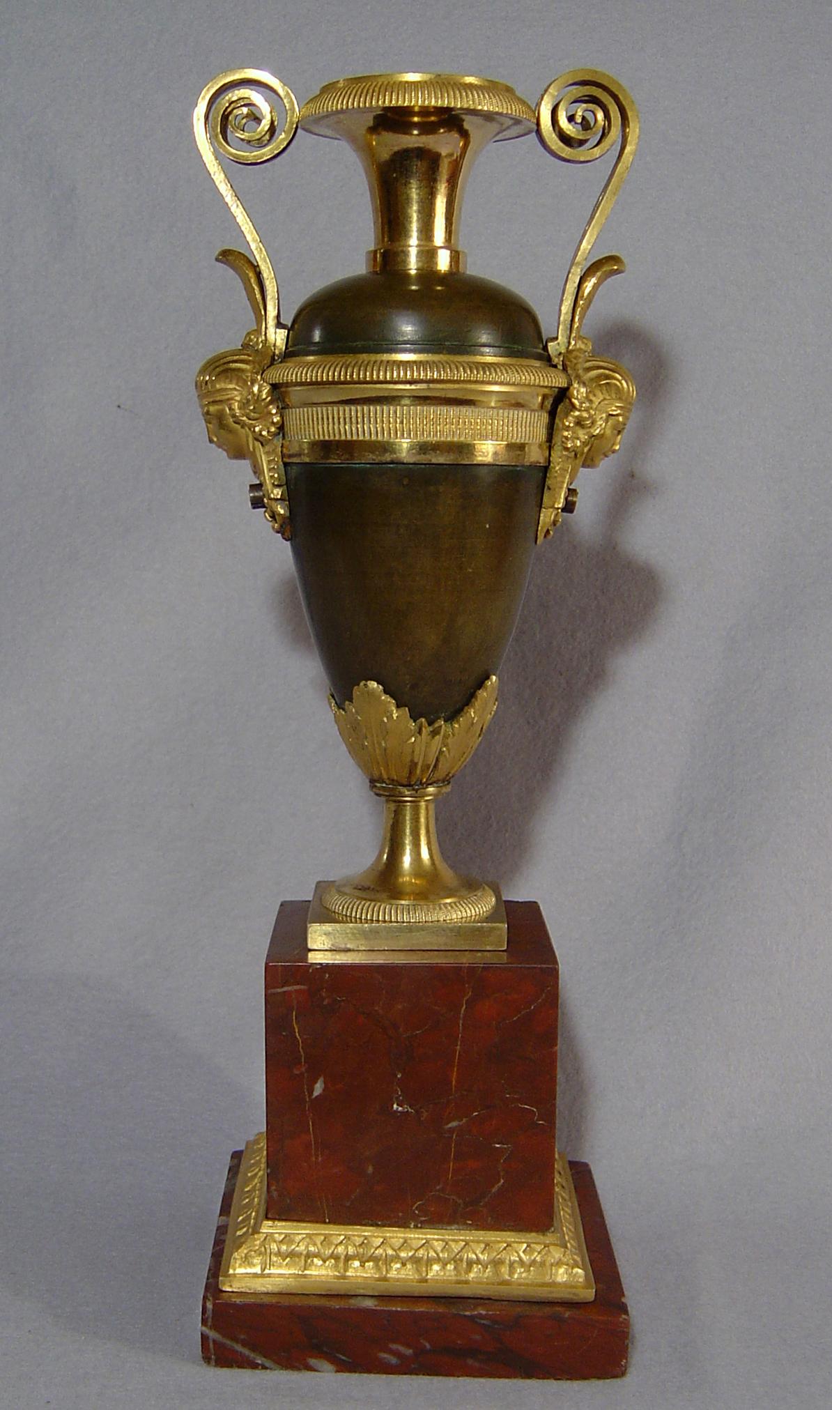 Français Vase Empire français en bronze patiné:: bronze doré et marbre griotte en vente