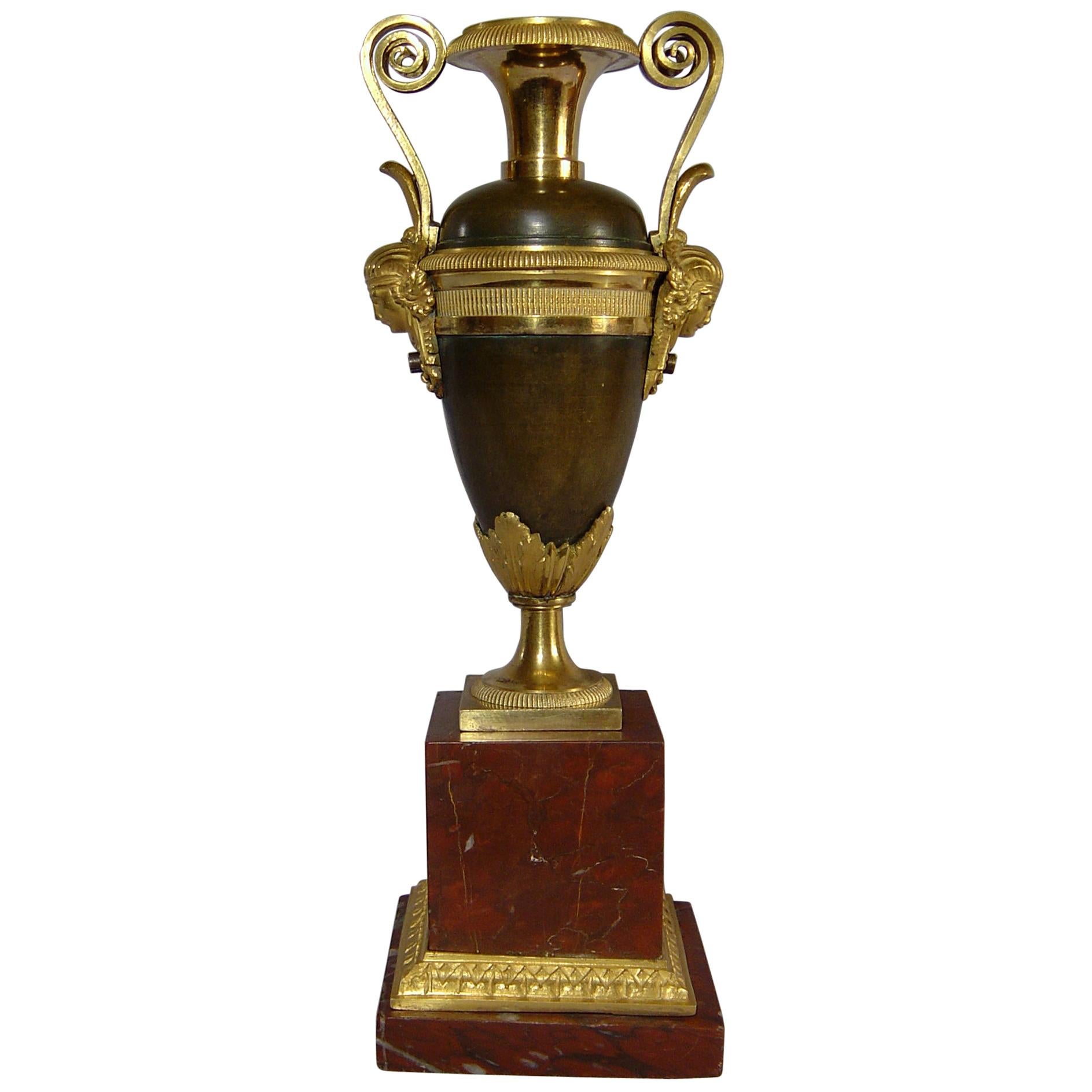 Französische Empire-Vase aus patinierter Bronze:: Ormolu und Griotte-Marmor