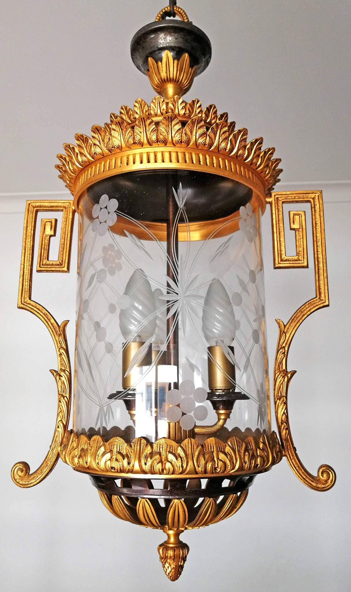 Beautiful antique large French Empire cast bronze lantern. Gilded solid heavy bronze and cut glass shade with 3-light bulbs.
Measures:
Diameter 13.8 in / 35 cm
Height 41.3 in (chain /10 in)/ 105 cm (chain /25 cm)
Weight 10 Kg / 22 lb
3-light bulbs