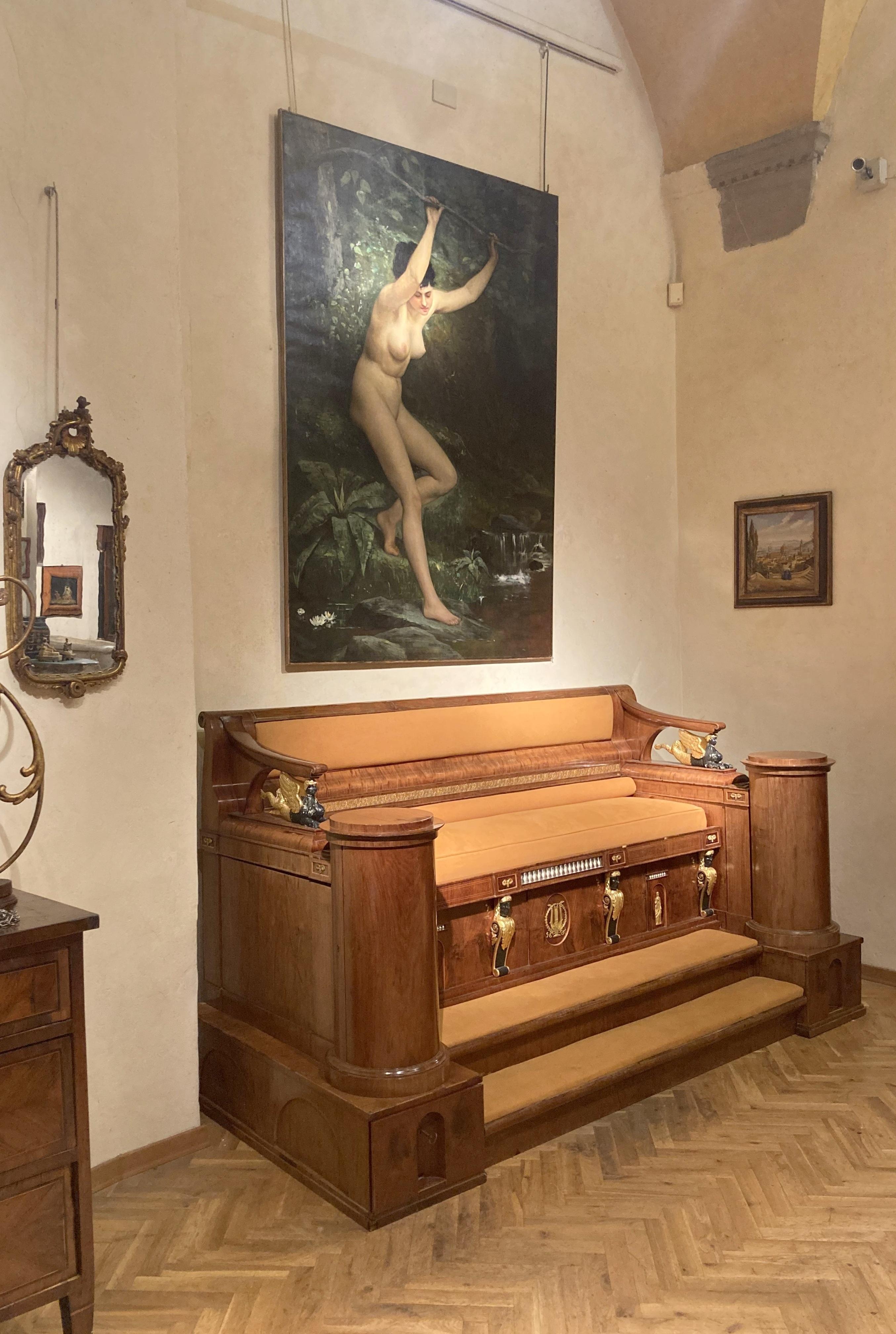 Ce meuble unique de qualité musée est un important banc ou canapé de la période Empire français datant de la fin du 18ème - début du 19ème siècle qui a meublé la salle de billard d'un château de rêve en France, la provenance est le Château de