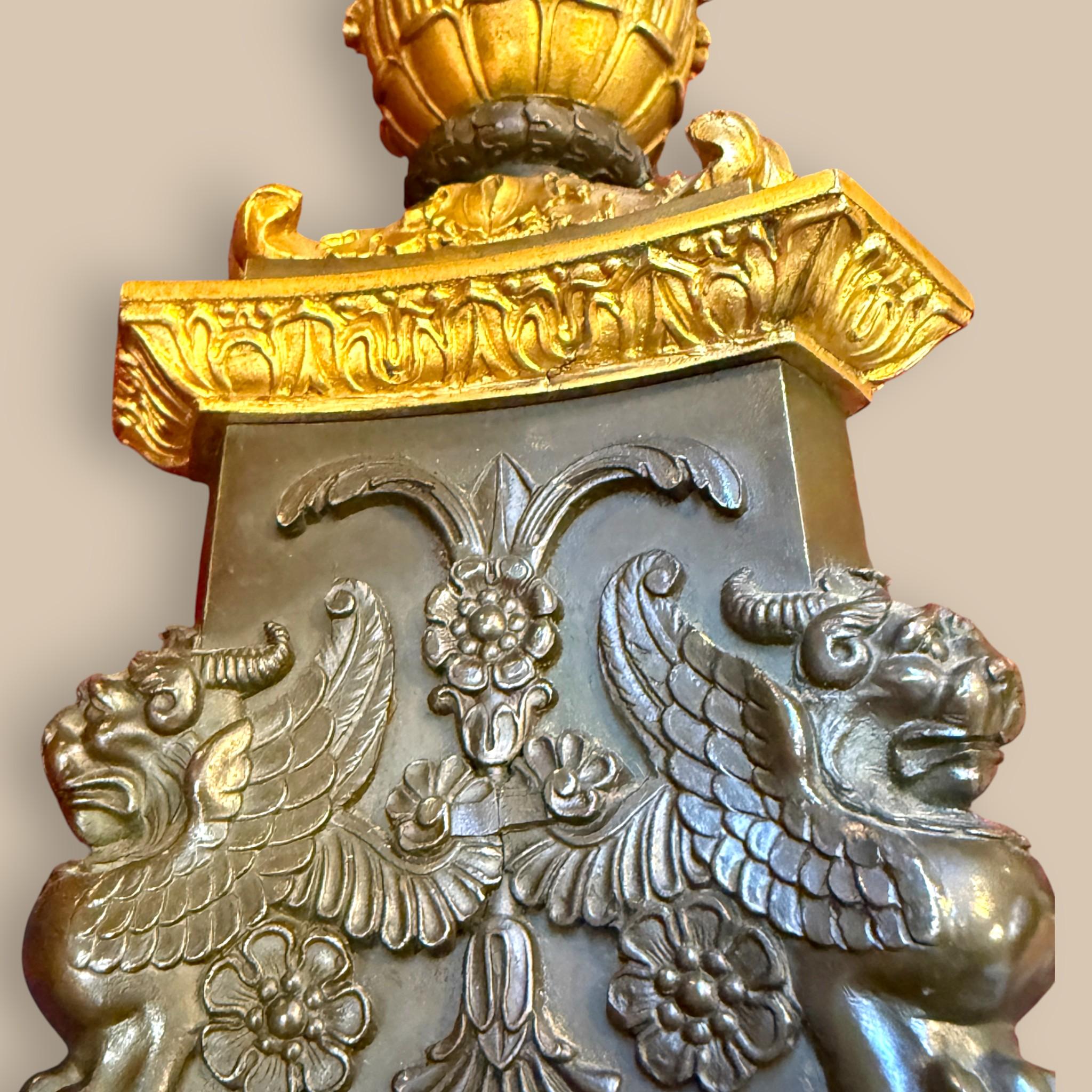 Candelabro francese del periodo Impero in bronzo e dorato, XIX secolo in vendita 4