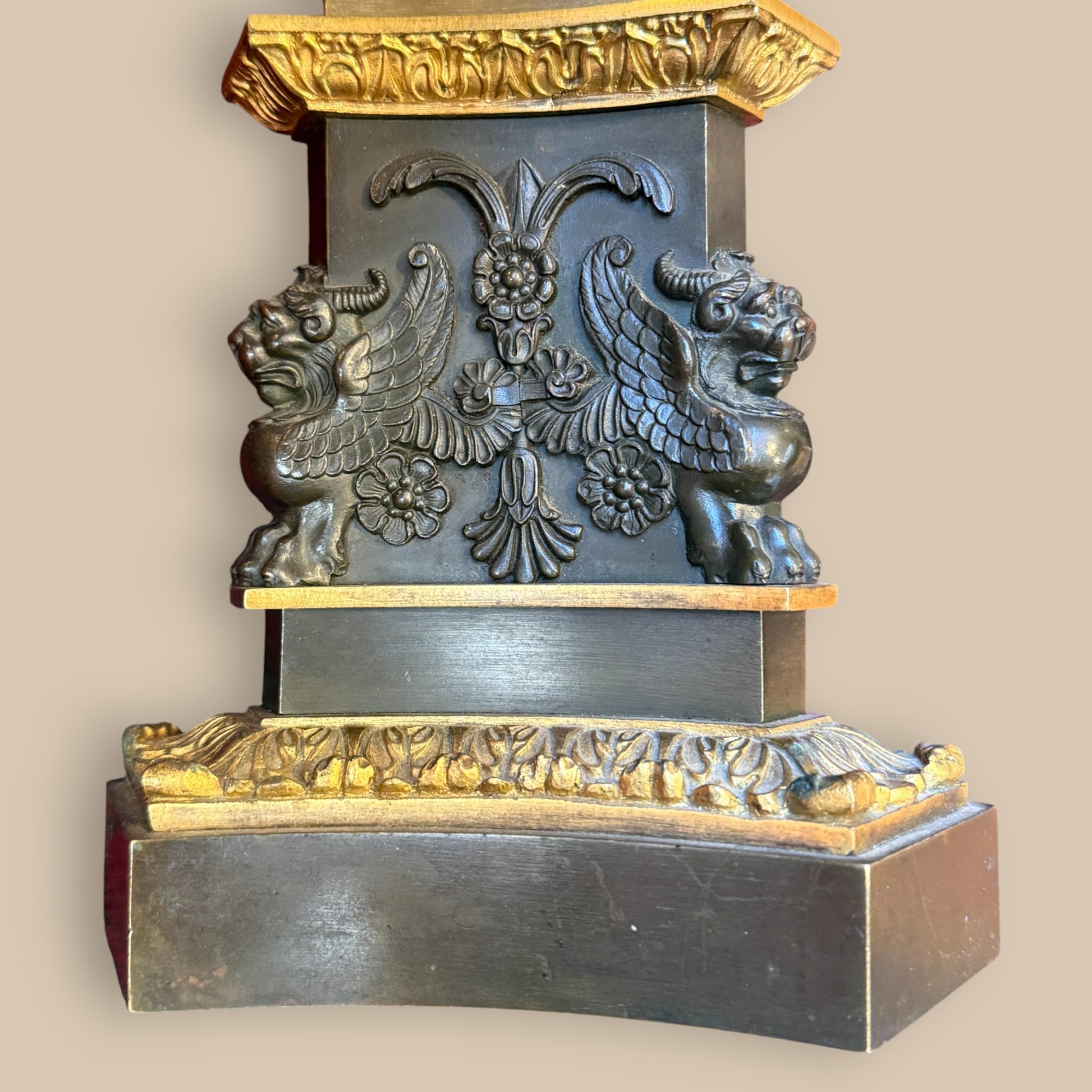 Candelabro francese del periodo Impero in bronzo e dorato, XIX secolo in vendita 6