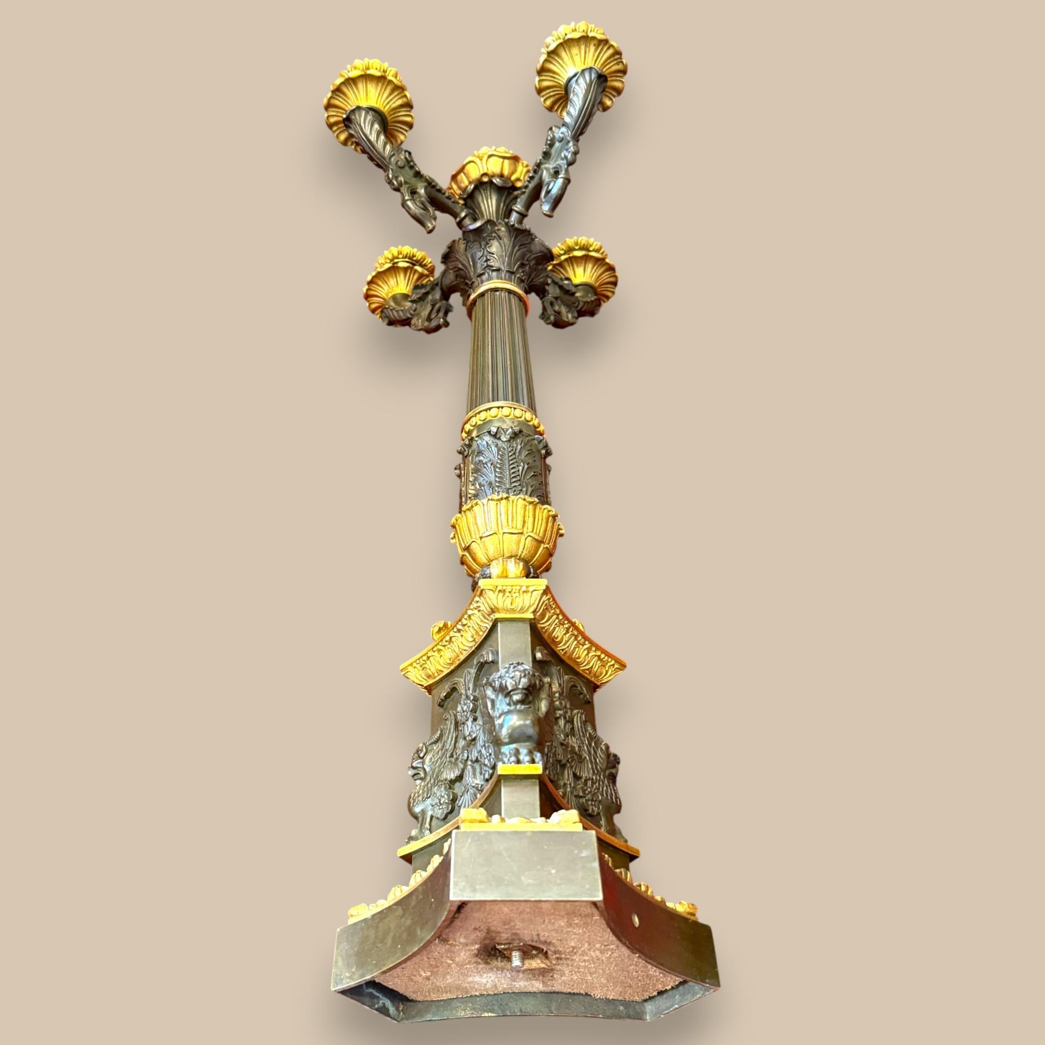 Candelabro francese del periodo Impero in bronzo e dorato, XIX secolo In condizioni buone in vendita a NICE, FR