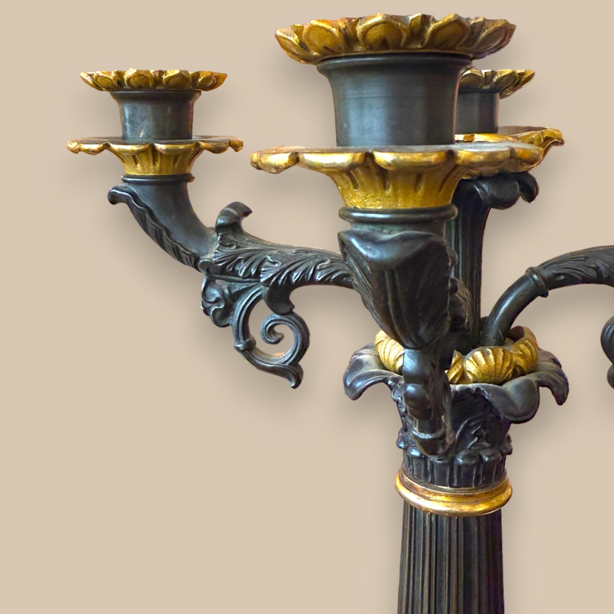Candelabro francese del periodo Impero in bronzo e dorato, XIX secolo in vendita 2
