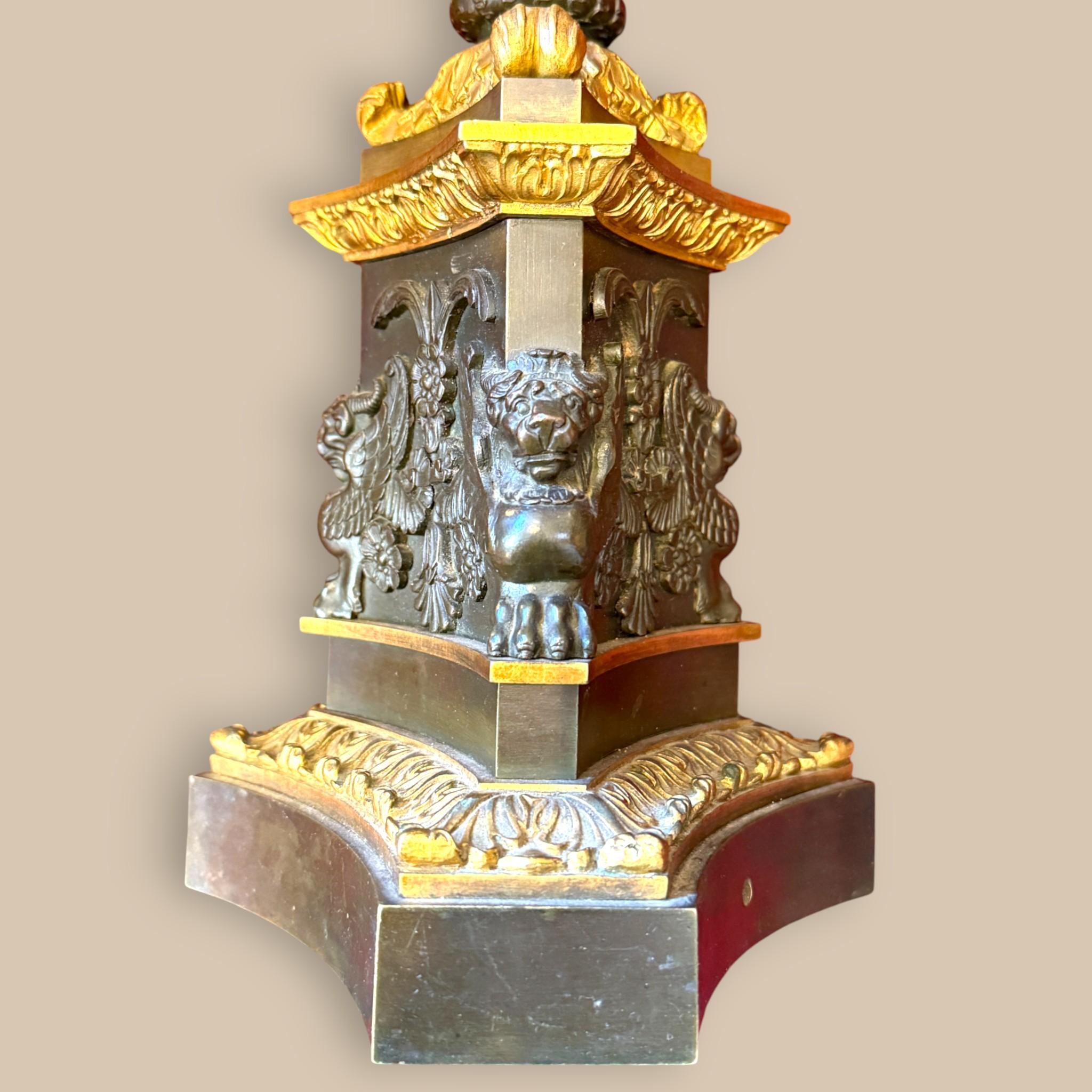 Candelabro francese del periodo Impero in bronzo e dorato, XIX secolo in vendita 3