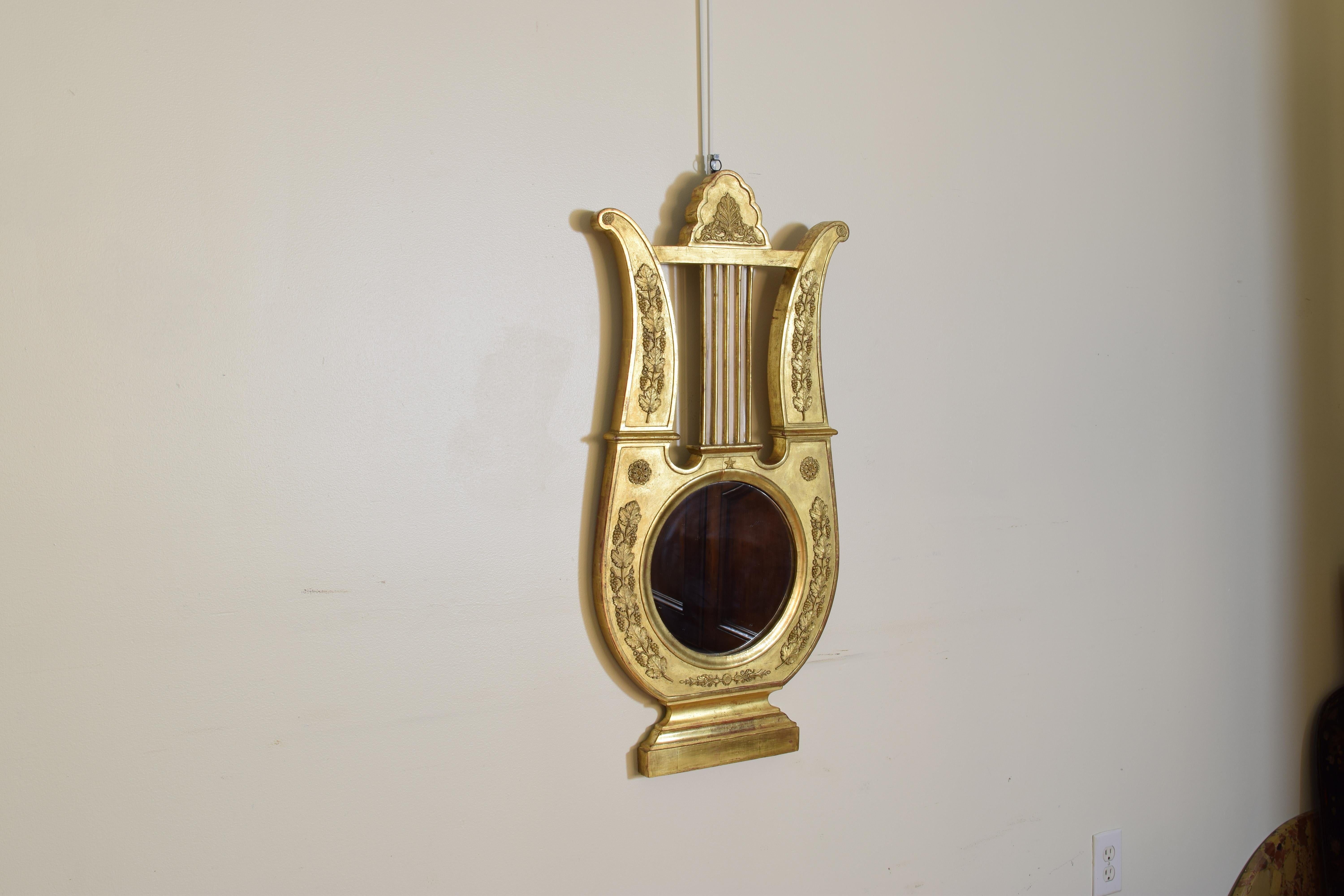 Français Miroir en bois doré sculpté de la période de l'Empire français, autrefois baromètre, 19ème siècle en vente