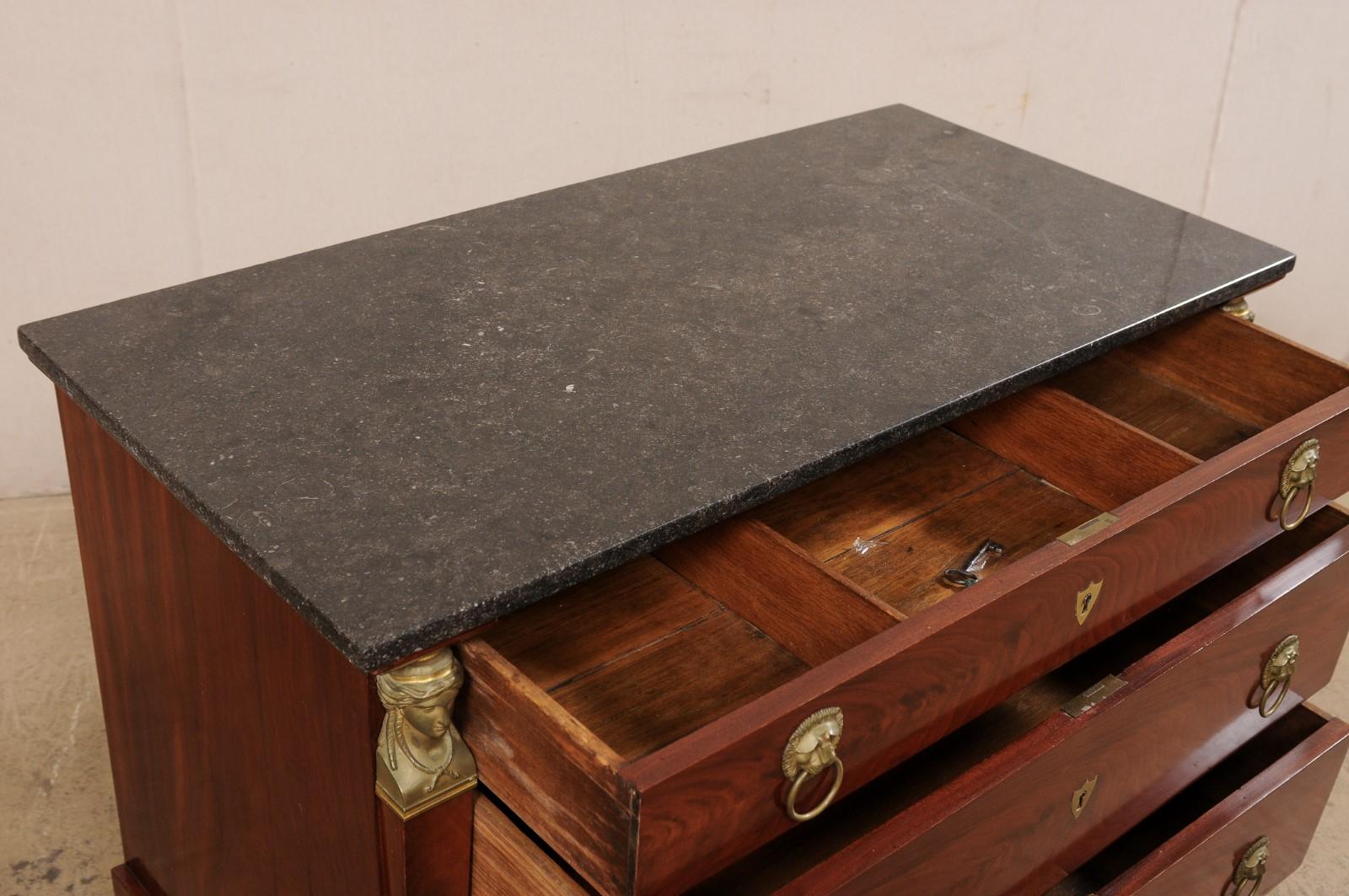 XIX secolo Commode francese del periodo Impero con piano in marmo nero, accenti Revival e piedini a zampa in vendita