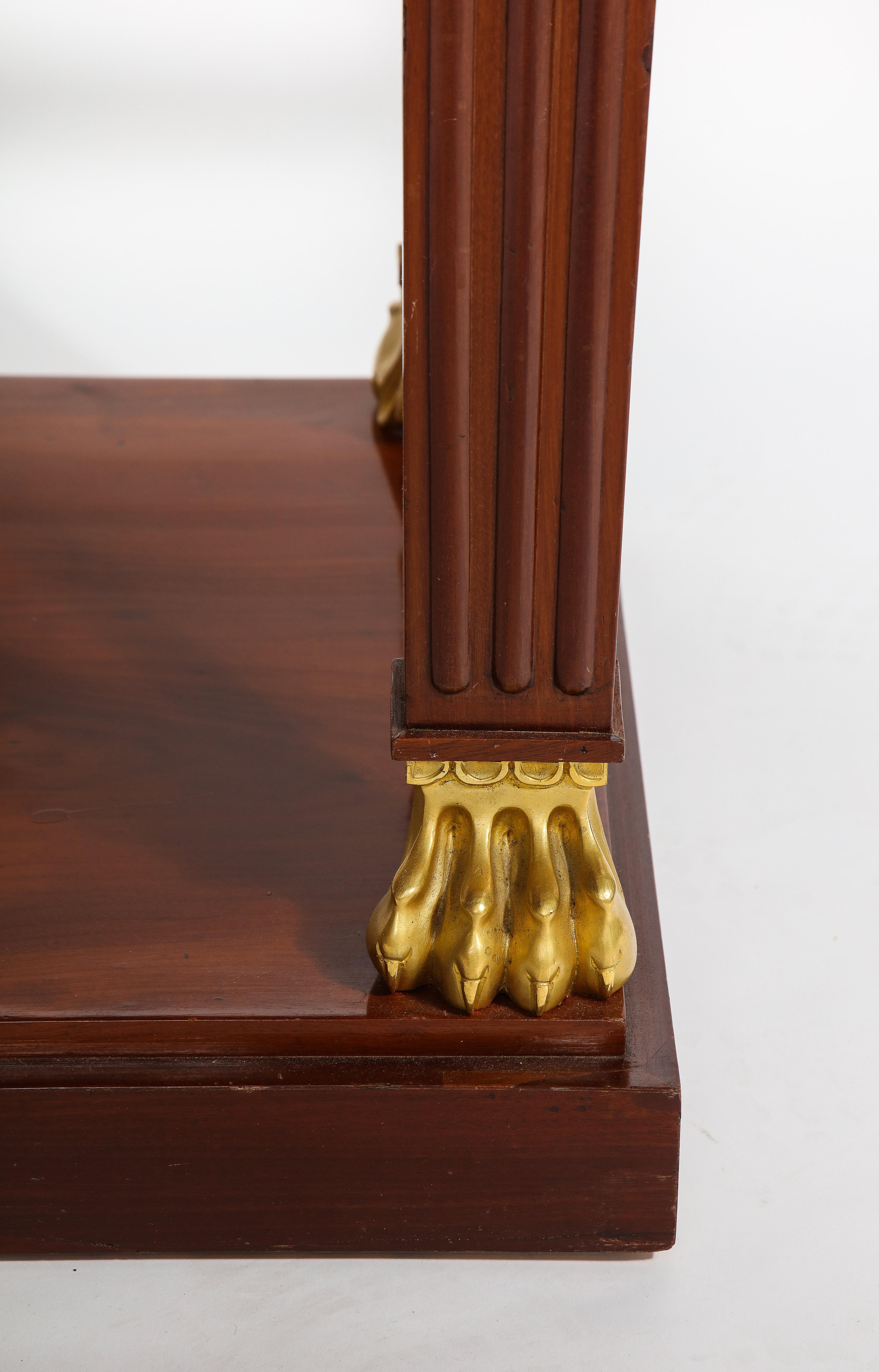 Table centrale/bibliothèque d'époque Empire français en bronze doré en vente 4