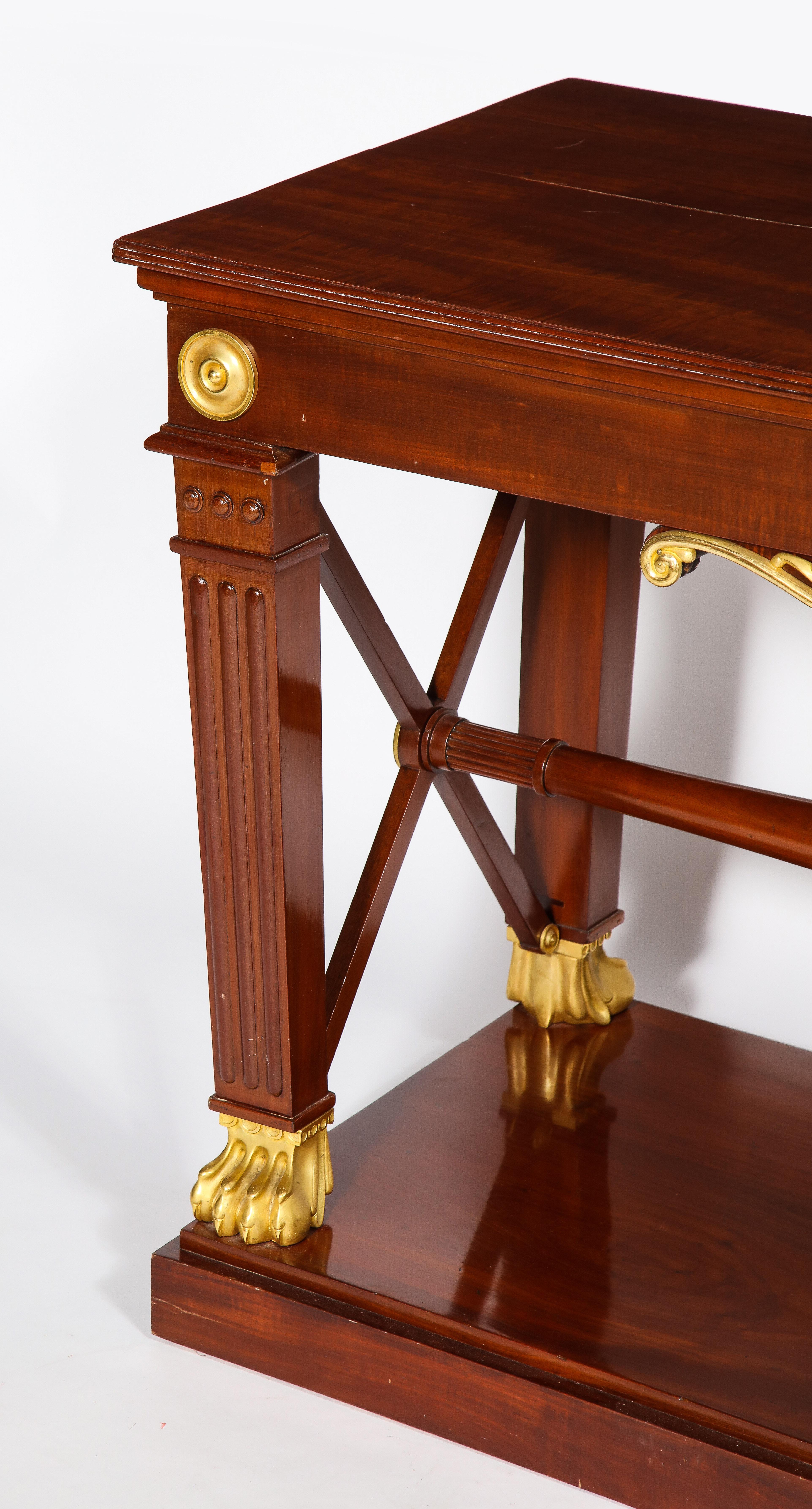 Début du XIXe siècle Table centrale/bibliothèque d'époque Empire français en bronze doré en vente