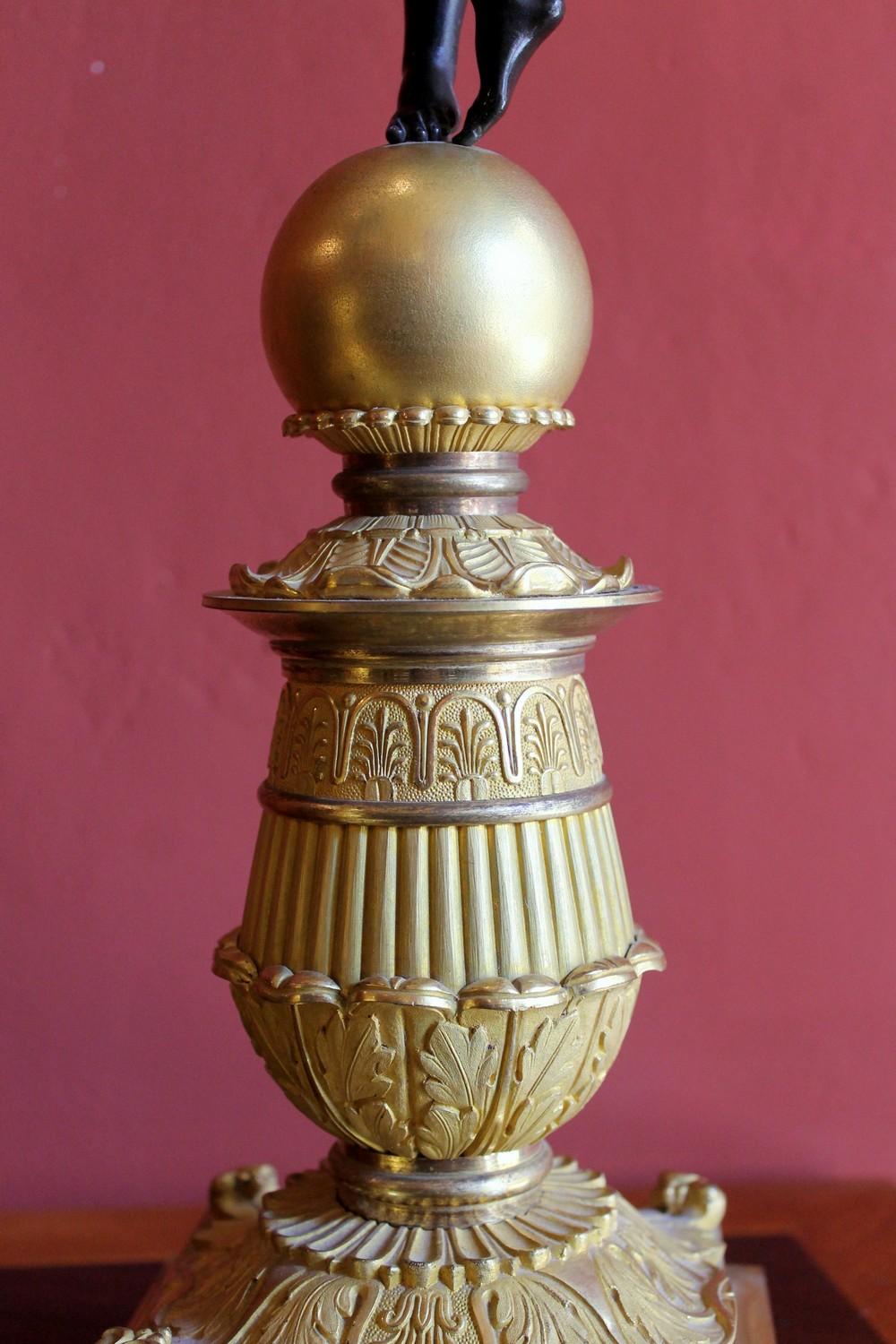 Französischer Empire-Kronleuchter aus vergoldeter und brünierter Bronze mit vier Lichtern 5
