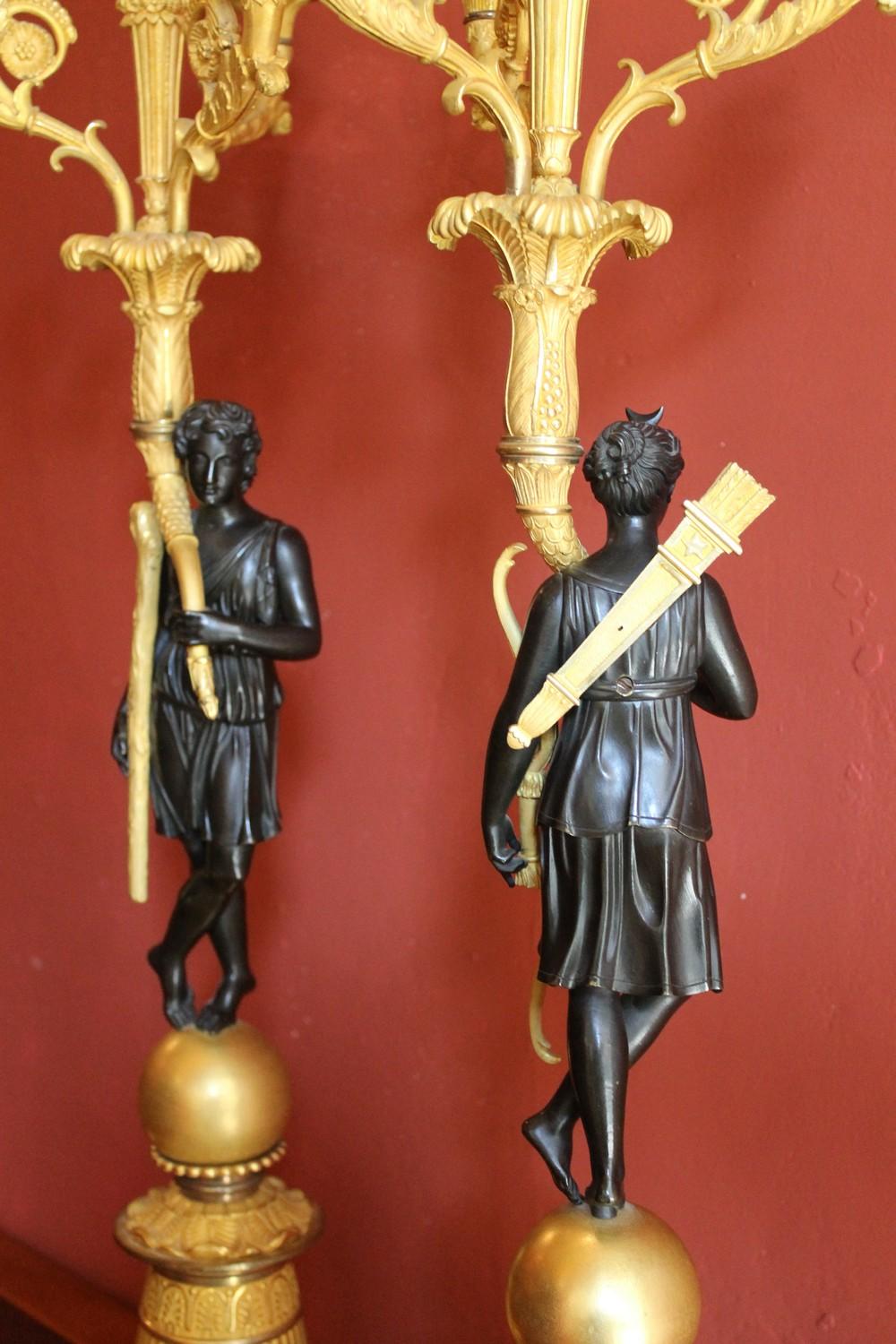 Französischer Empire-Kronleuchter aus vergoldeter und brünierter Bronze mit vier Lichtern 9